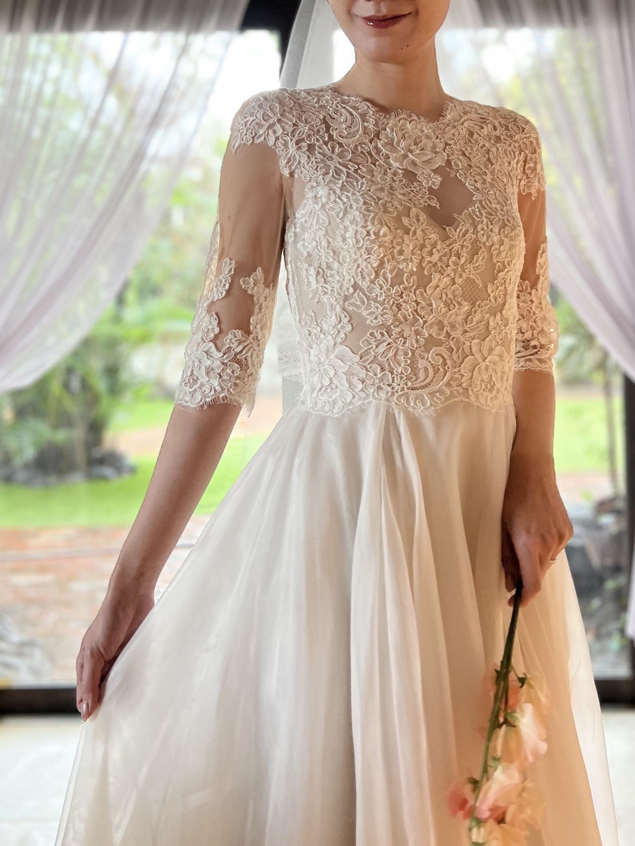 THE TREAT DRESSING(ザ トリート ドレッシング) 福岡店と提携をしている会場、ザ ルイガンズ スパ&リゾート。リゾート感と自由な開放感を感じられるザ ルイガンズ スパ&リゾートでは、心ゆくまでお二人らしい特別なご結婚式を叶えていただけるのです。そんなザ ルイガンズ スパ&リゾートでのご結婚式でお召しいただきたい販売ウェディングドレス2型を、Monique Lhuillier BLISS (モニーク ルイリエ ブリス)よりご紹介いたします。いつの時代も愛される、女性心をくすぐるロマンティックな世界観をぜひご堪能ください。