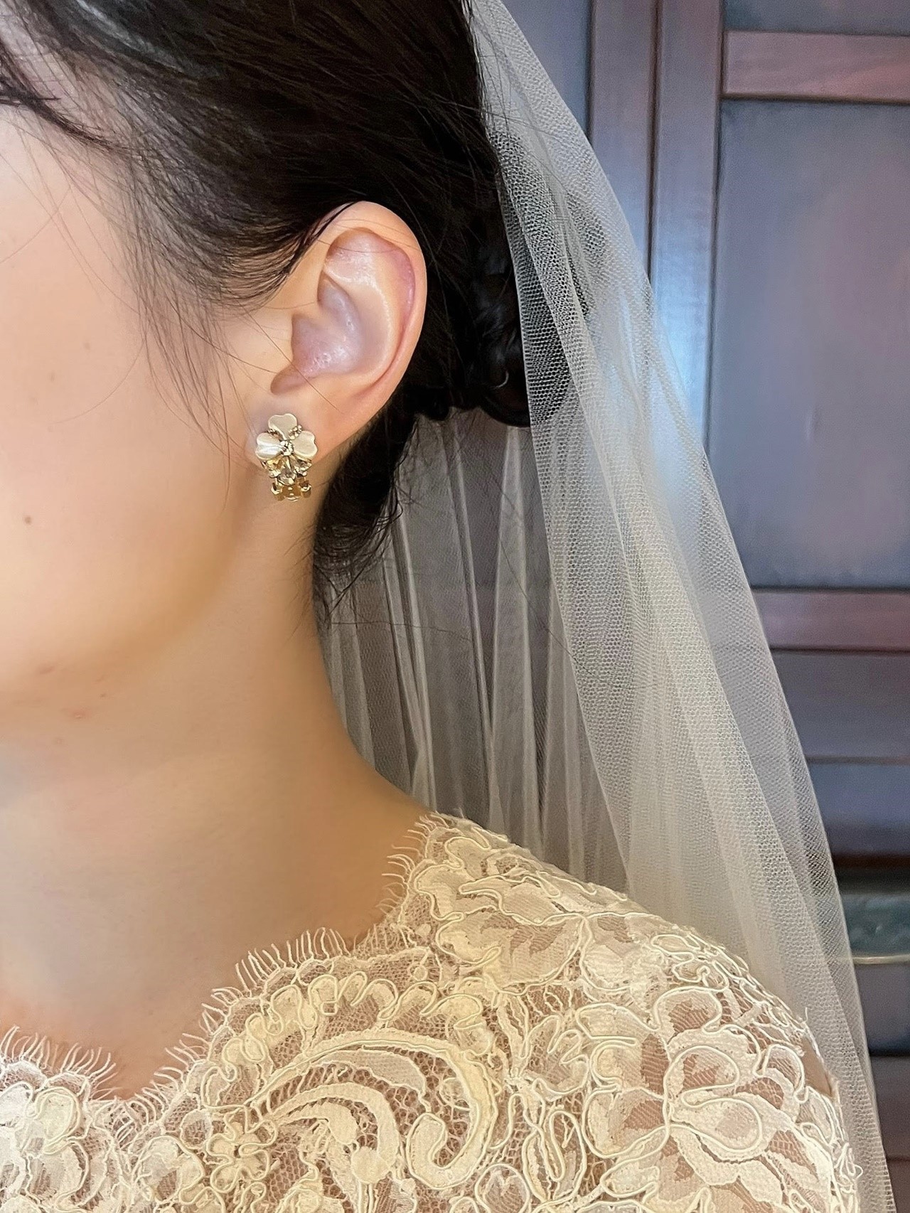 ほんのり煌めくゴールドのイヤリングでアクセントを加えるのもおすすめです