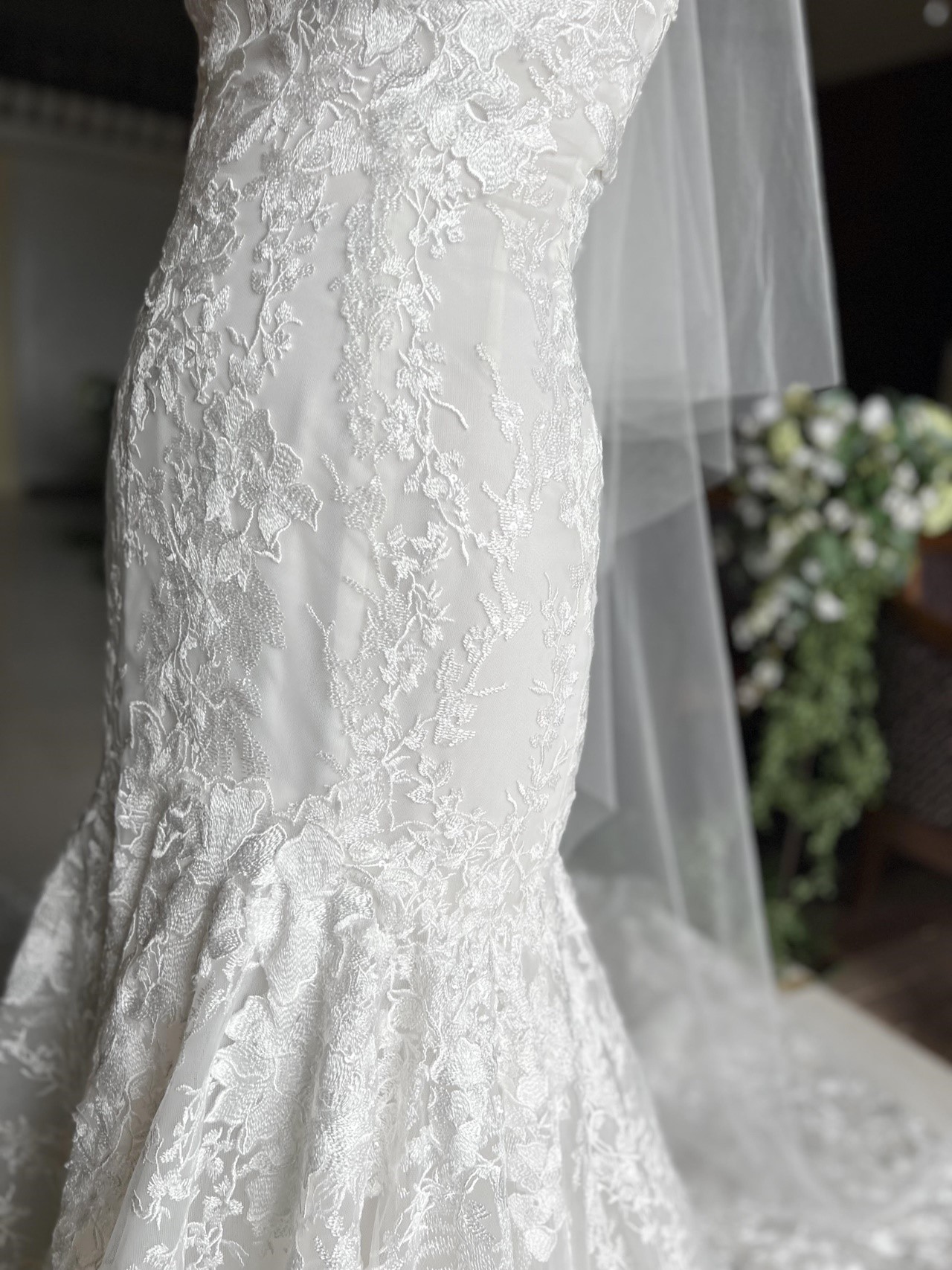 散りばめられたクリアなスパンコールは花嫁が動く度にきらめき、圧倒的な存在感を放つことでしょう