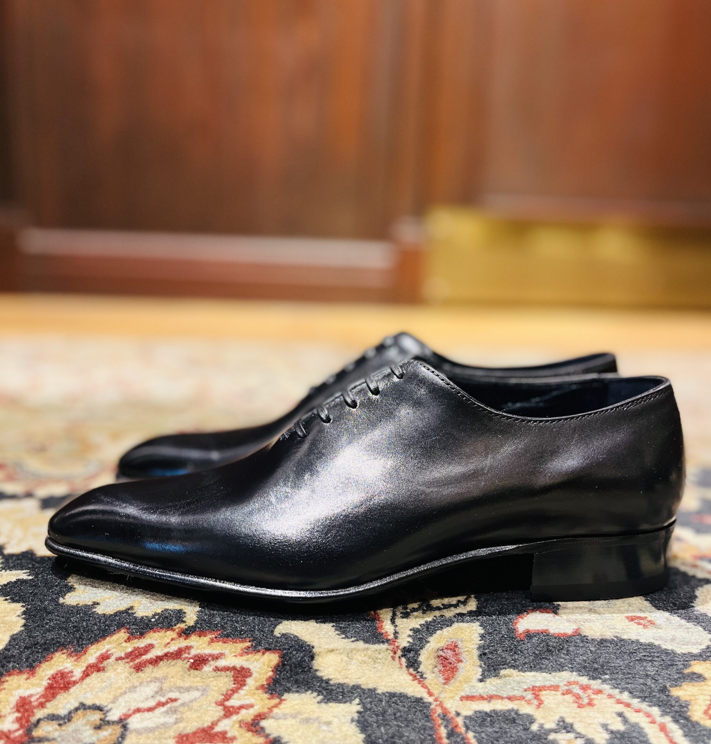 重厚感かつ華やかな印象を与えてくれるイルミーチョのホールカットシューズ