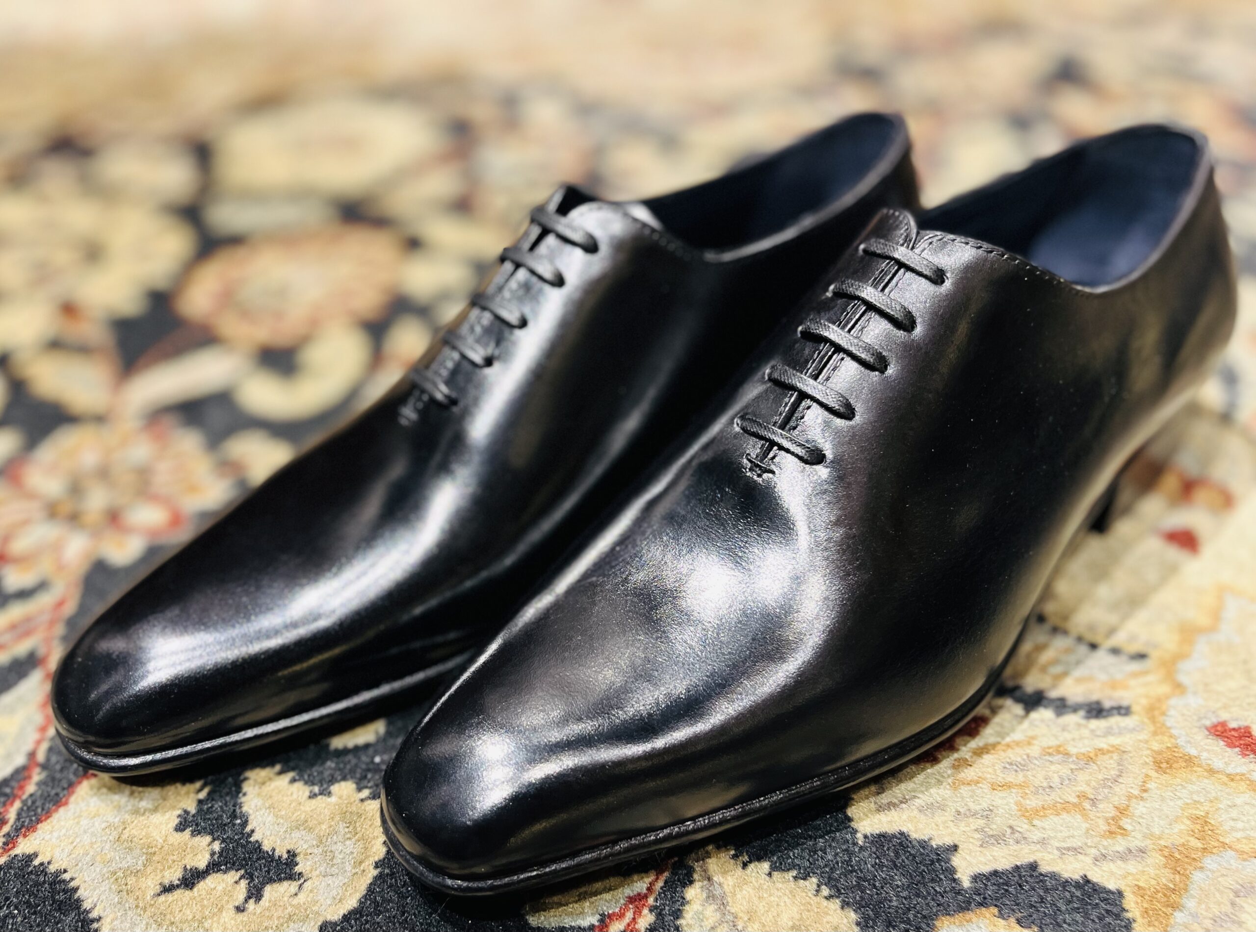 重厚感かつ華やかな印象を与えてくれるイルミーチョのホールカットシューズ