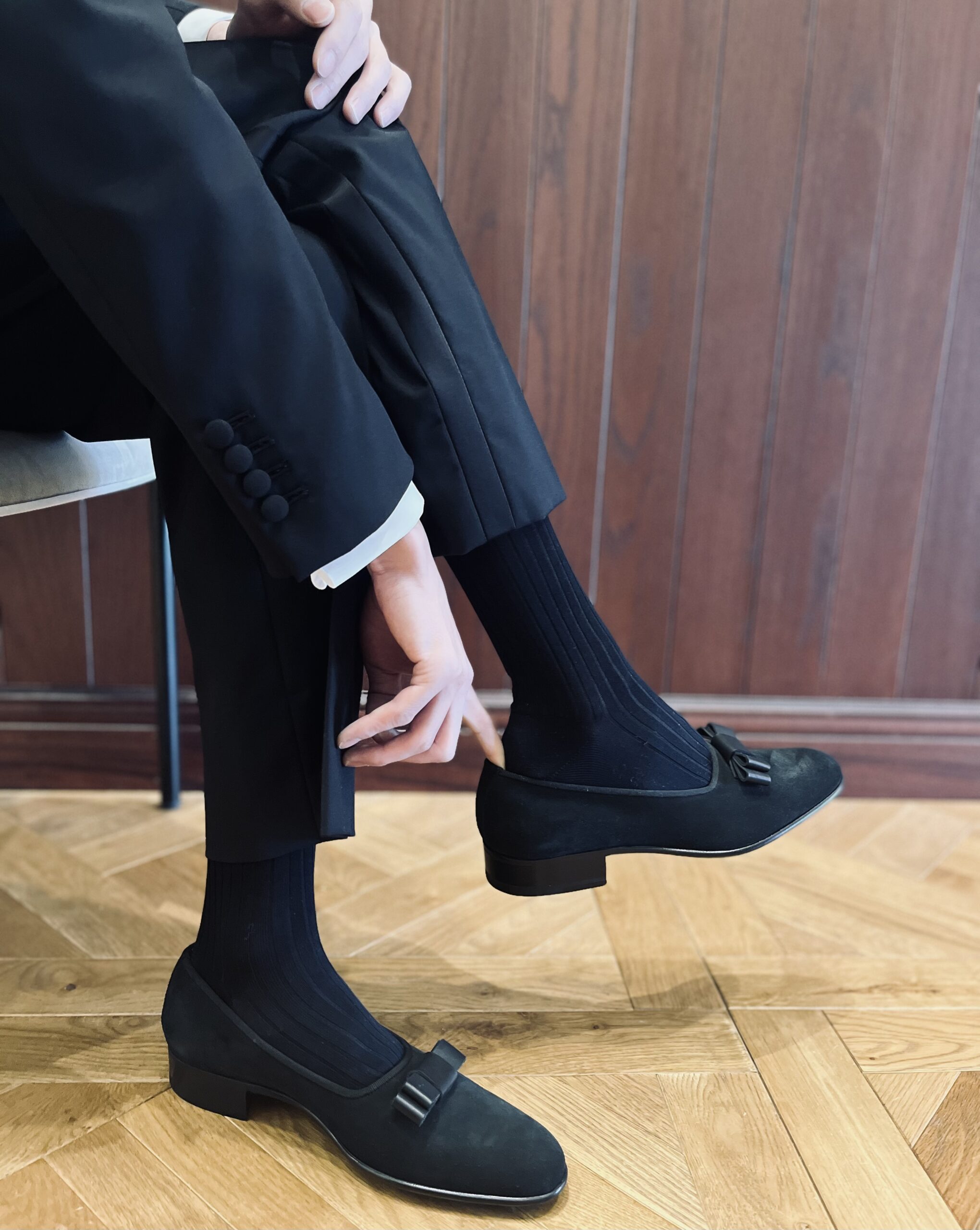 タキシードの印象にモダンさ加えてくれるイルミーチョのスエードオペラパンプス