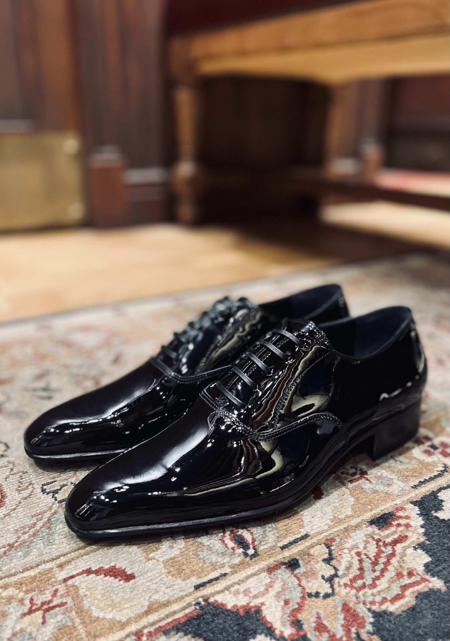 曲線美が美しくエレガントな印象を与えてくれるイルミーチョのエナメルシューズ