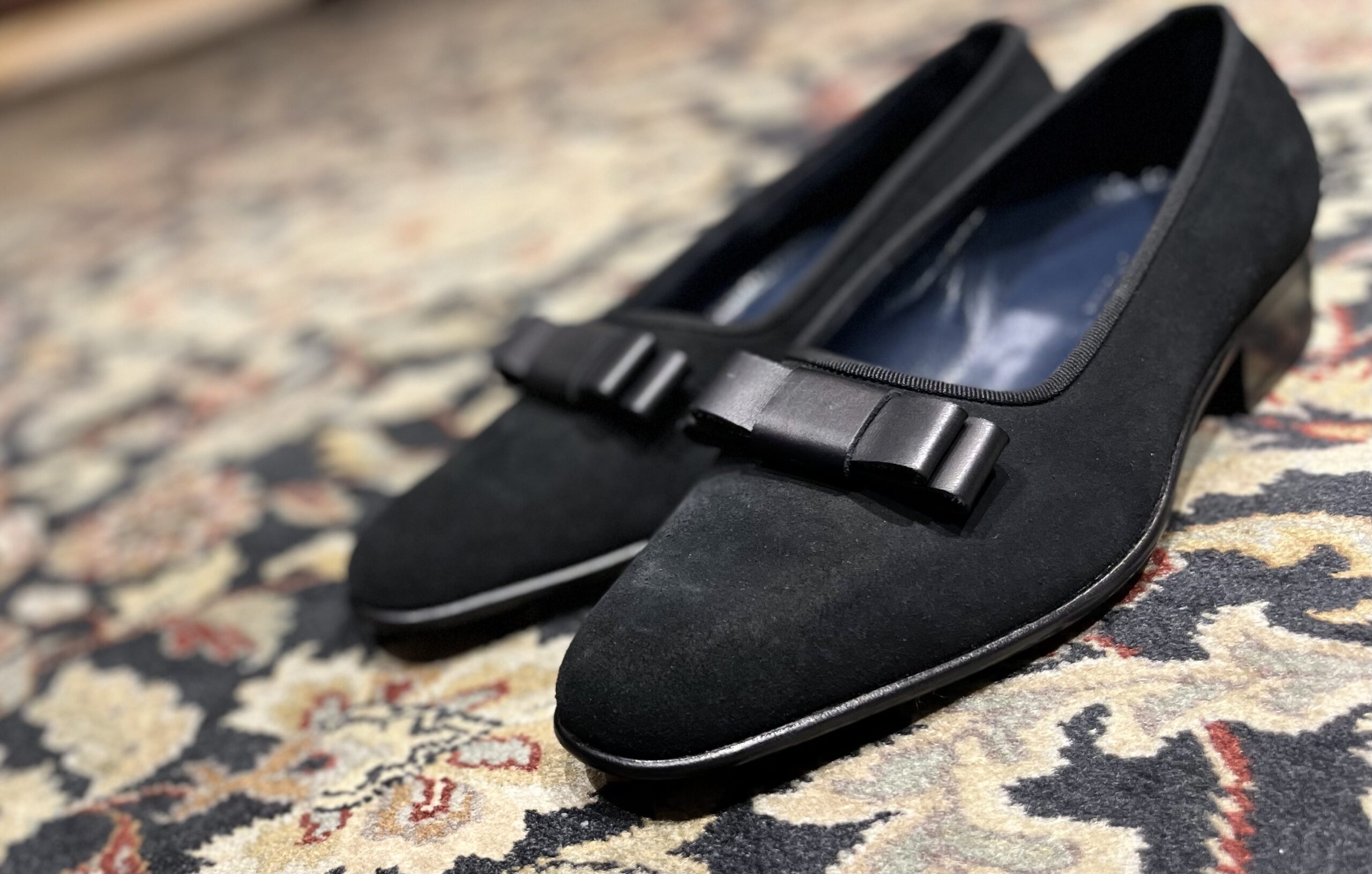 タキシードの印象にモダンさ加えてくれるイルミーチョのスエードオペラパンプス