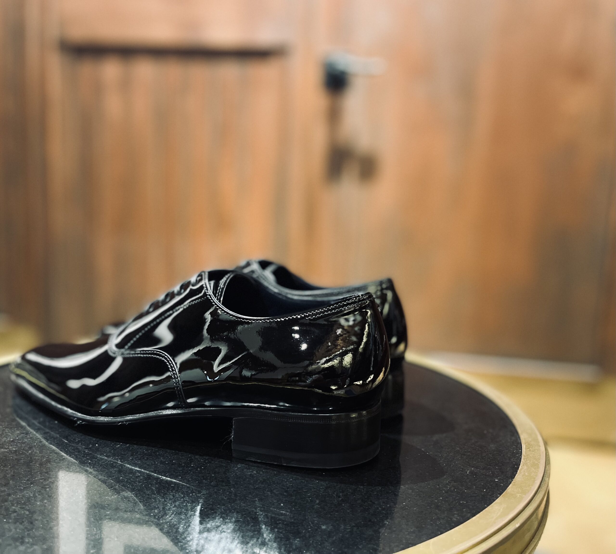 曲線美が美しくエレガントな印象を与えてくれるイルミーチョのエナメルシューズ