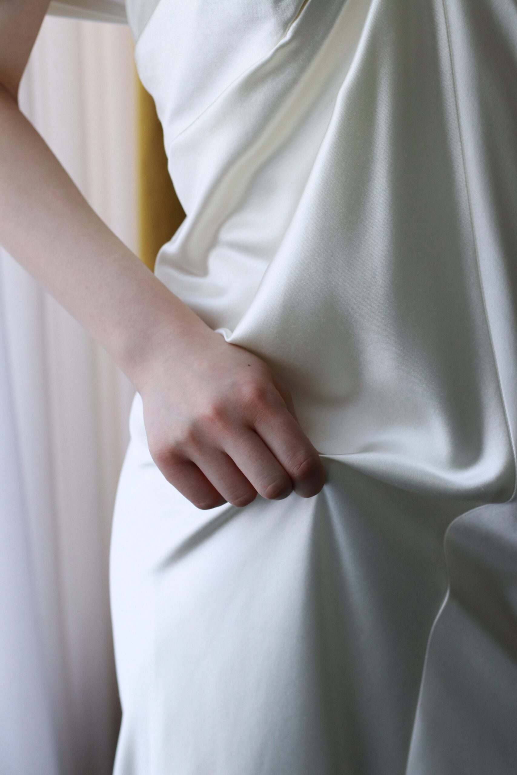 ダニエルフランケルのシンプルなスレンダーラインのウェディングドレスは高級感のある上質なシルクウールの生地が美しいウェディングドレスです