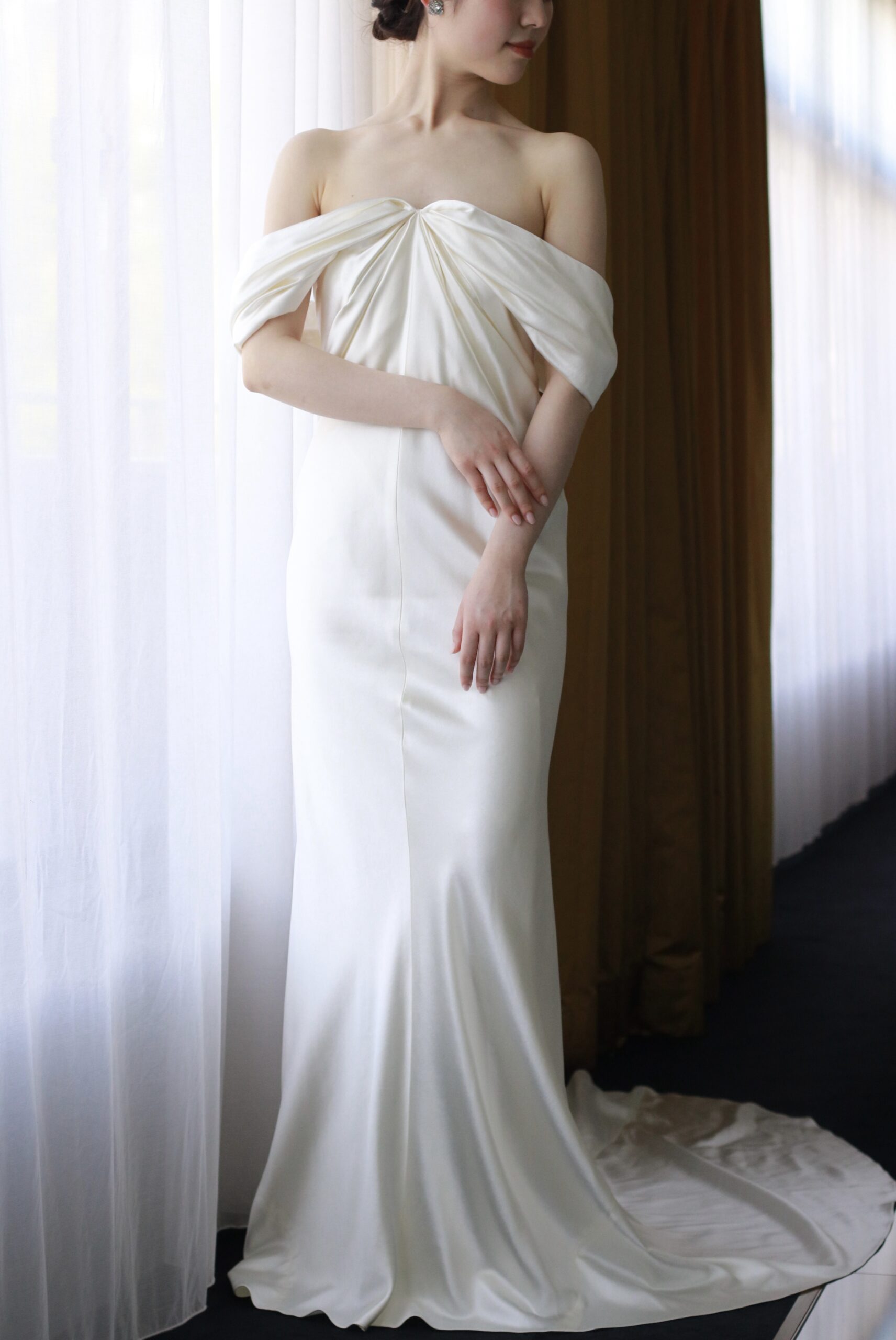 ダニエルフランケルの新作ウェディングドレスは、オフショルダーのスレンダーラインのデザインでアットホームでリラックス感のある雰囲気を叶えるお洒落なウェディングドレスです