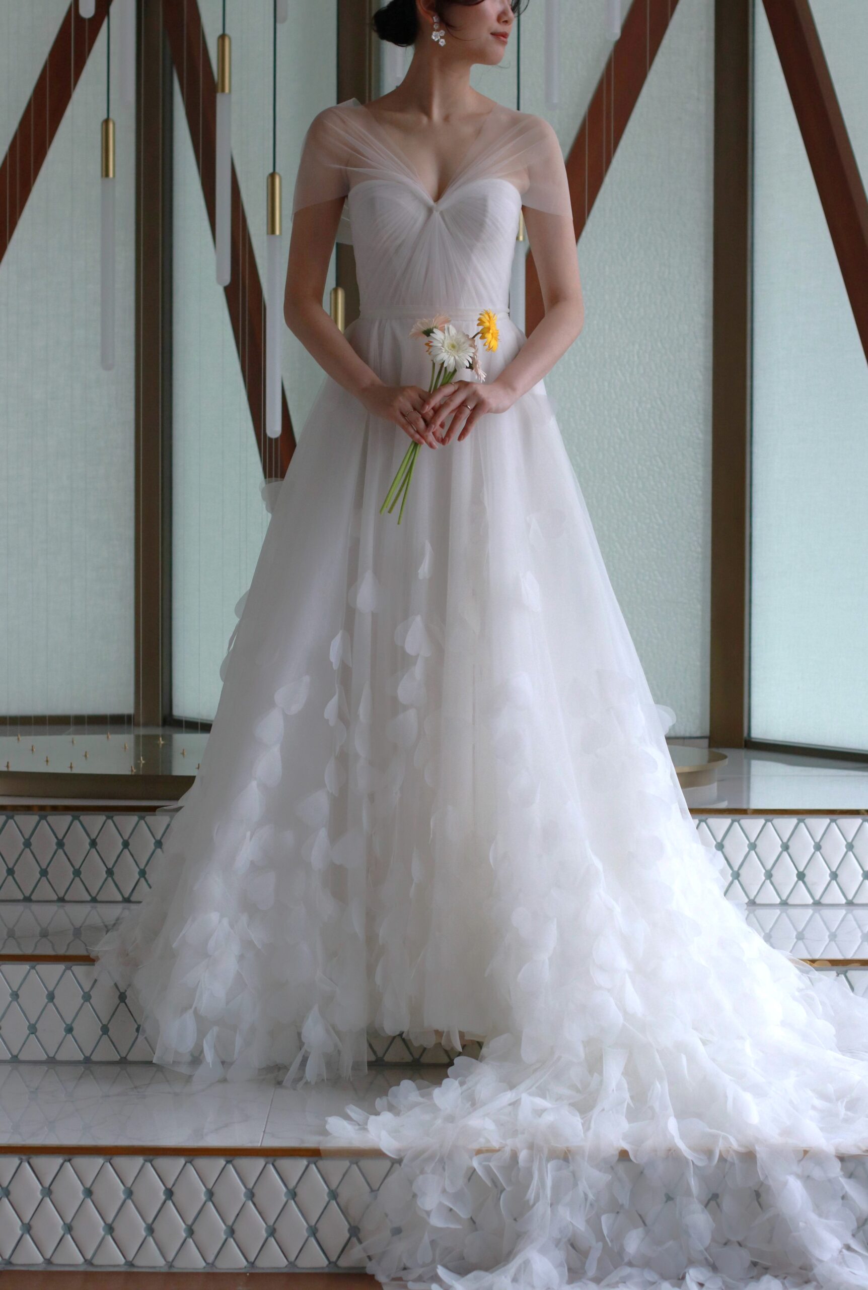 埼玉で人気の結婚式場ザマークグランドホテルの専属ドレスショップザトリートドレッシングに入荷したリズマルチネスの新作ウェディングドレスは天井高のあるチャペルに映えるAラインのウェディングドレス で前撮りや挙式におすすめです。