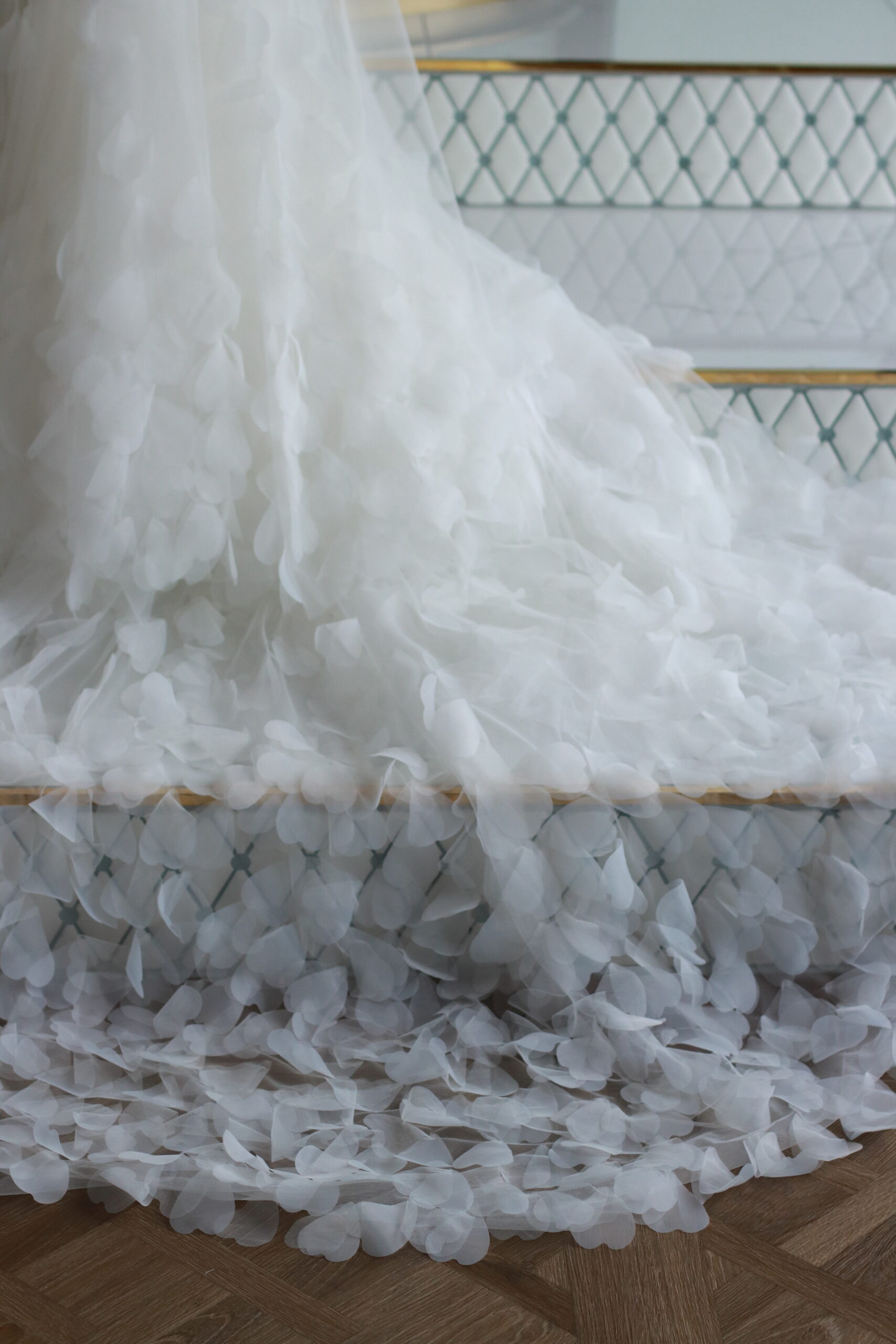 ザトリートドレッシングでご紹介したい新作ウェディングドレスはAラインでチャペルの階段にも映える透明感あるトレーンが特徴のウェディングドレスです