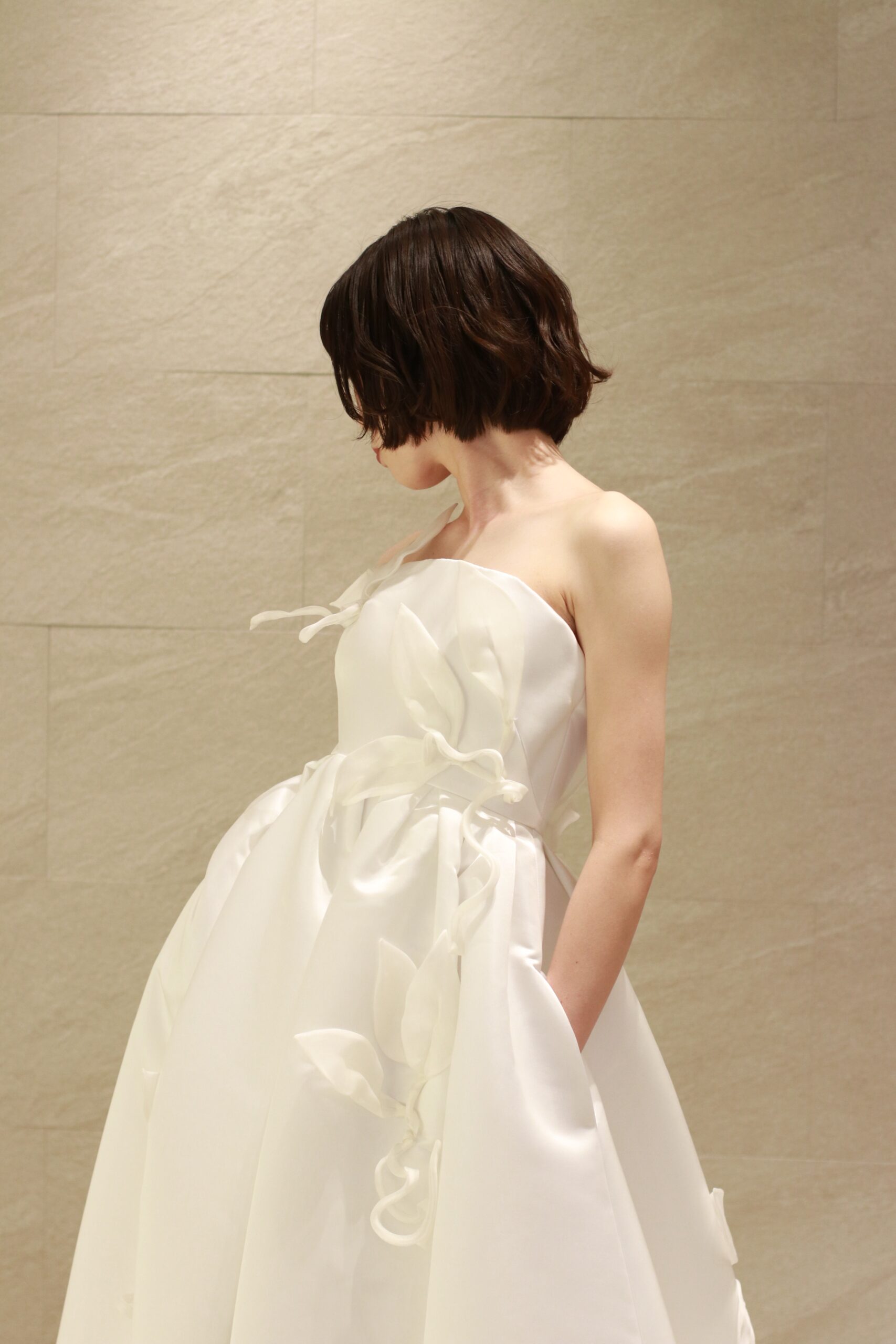 骨格ナチュラルの花嫁が結婚式で選ぶウェディングドレスはザトリートドレッシングにてお取り扱いしているリーフモチーフが個性的なビスチェのAラインのシルエットのウェディングドレスです