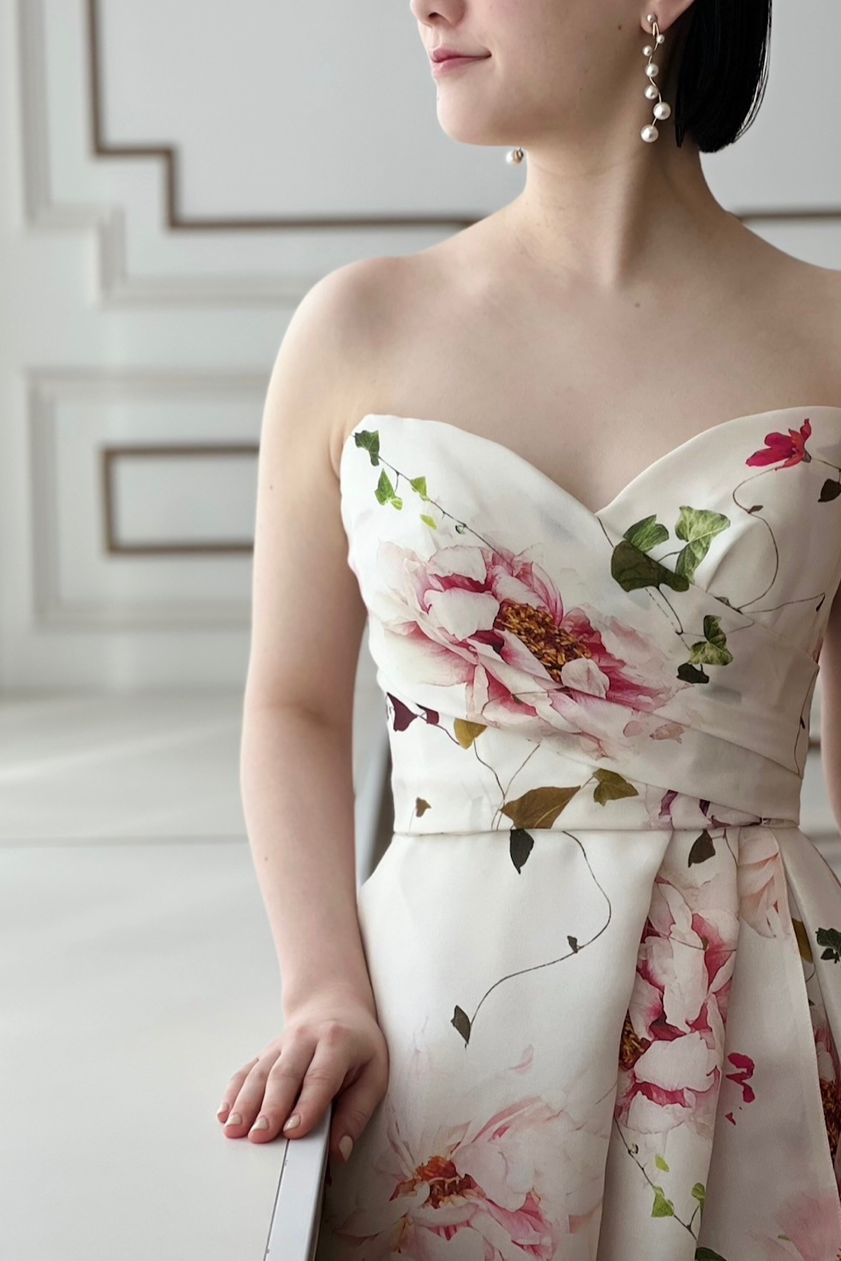 TREAT DRESSING名古屋店がおすすめする、フラワーレースが美しいロマンティックなAラインのカラードレス