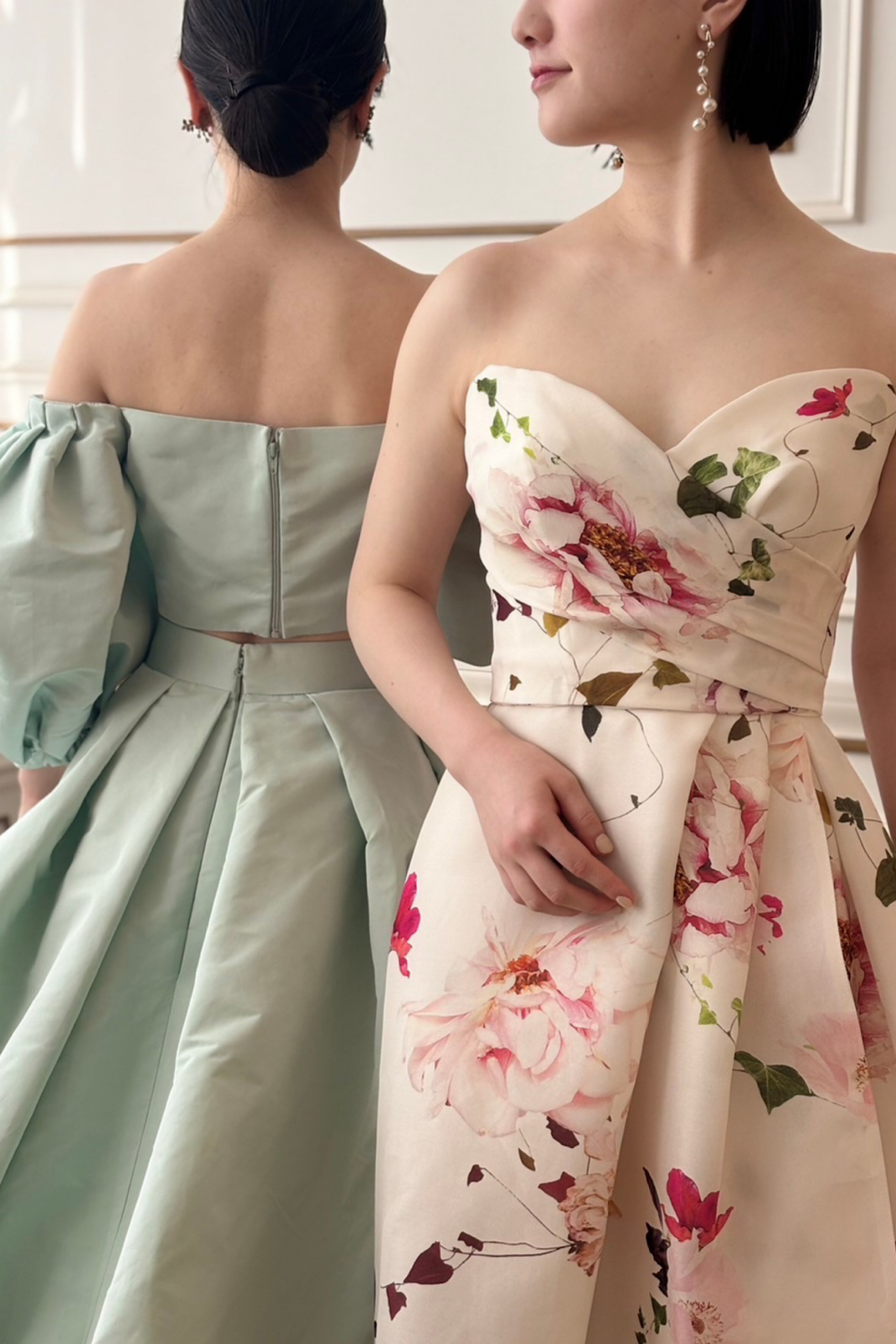 名古屋エリアの花嫁におすすめしたい、ピスタチオカラーのセパレートのカラードレスとフラワープリントが美しいロマンティックなAラインのカラードレス