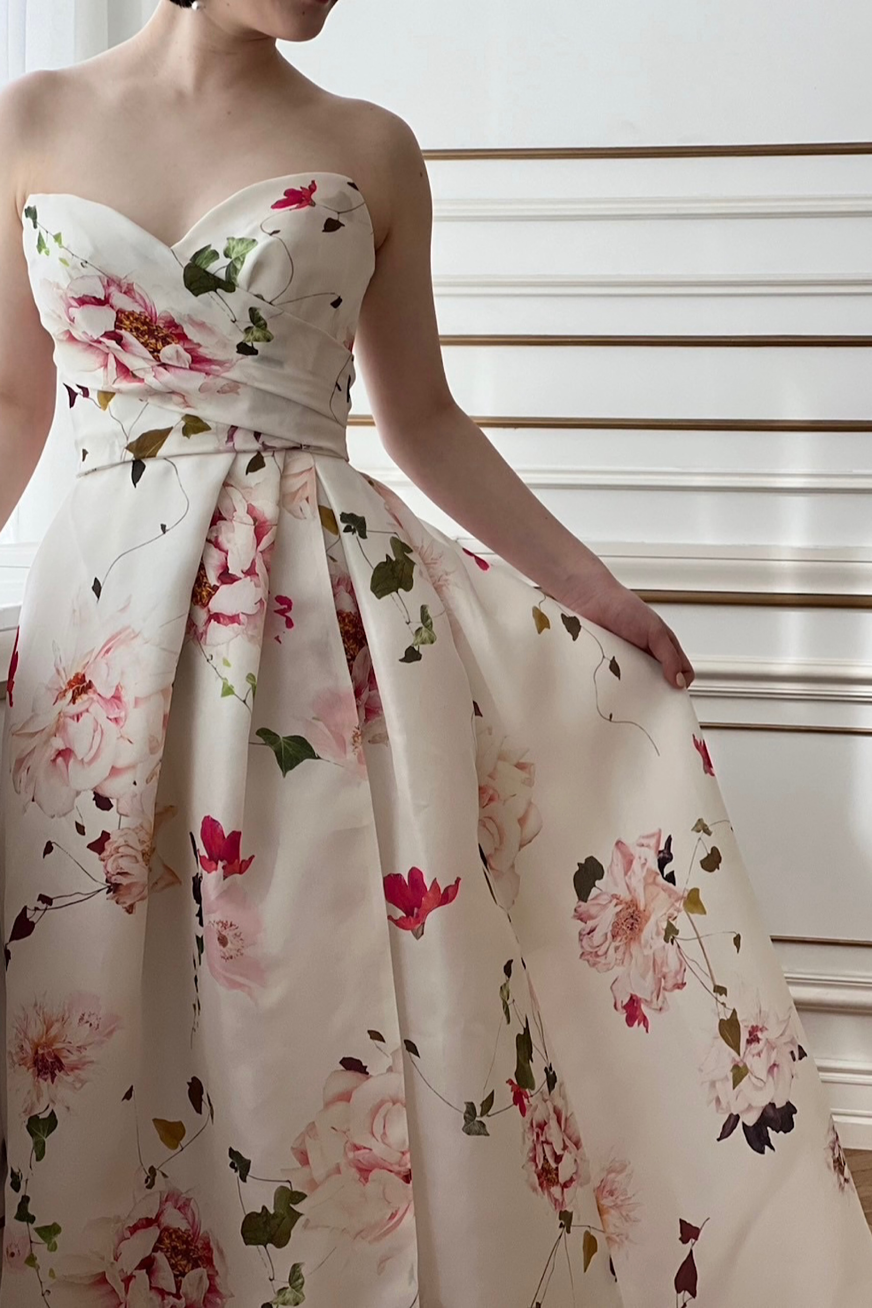 東海エリア・名古屋エリアの花嫁におすすめする、足元のスリッドが印象的なAラインのお色直しカラードレス