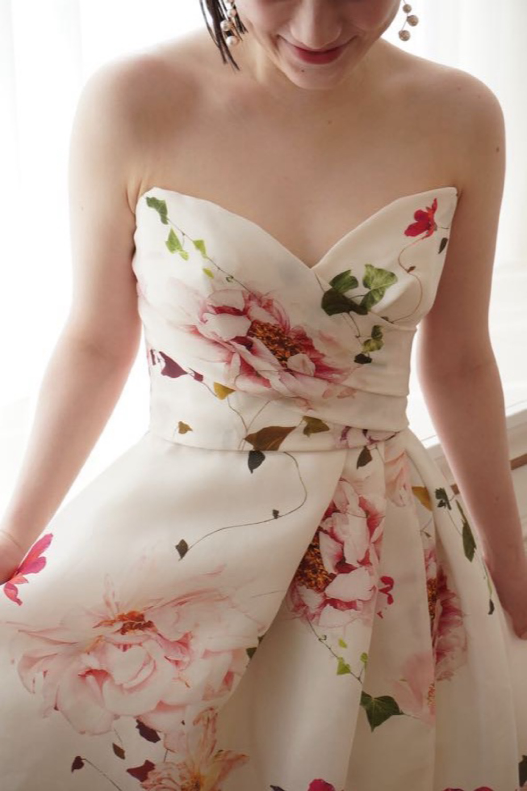 感度の高いお洒落な花嫁のお色直しにおすすめする、フラワープリントが印象的なAラインのカラードレス