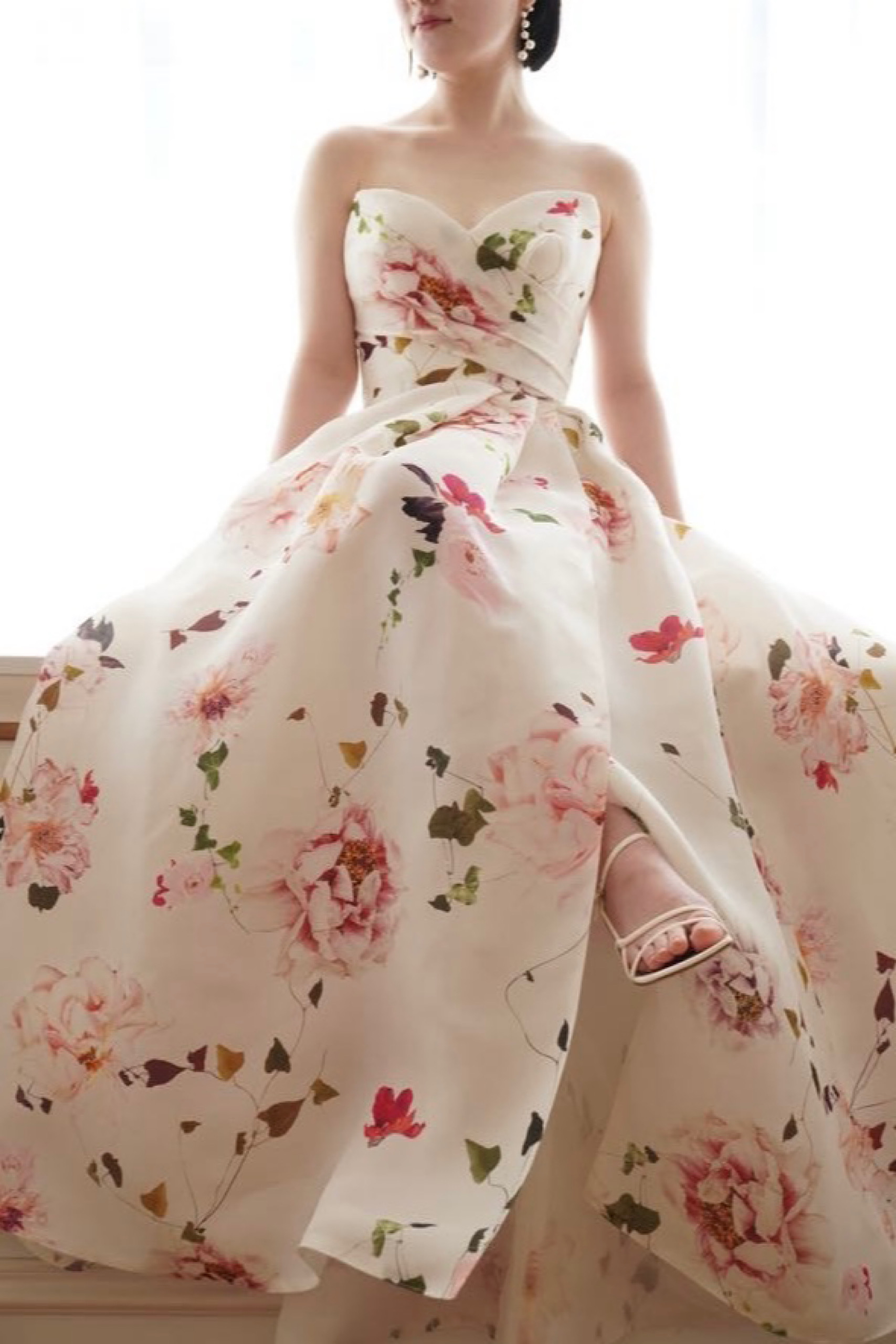 淡いピンクのお花が草木と共に色鮮やかに描かれているお色直しにおすすめの新作カラードレス