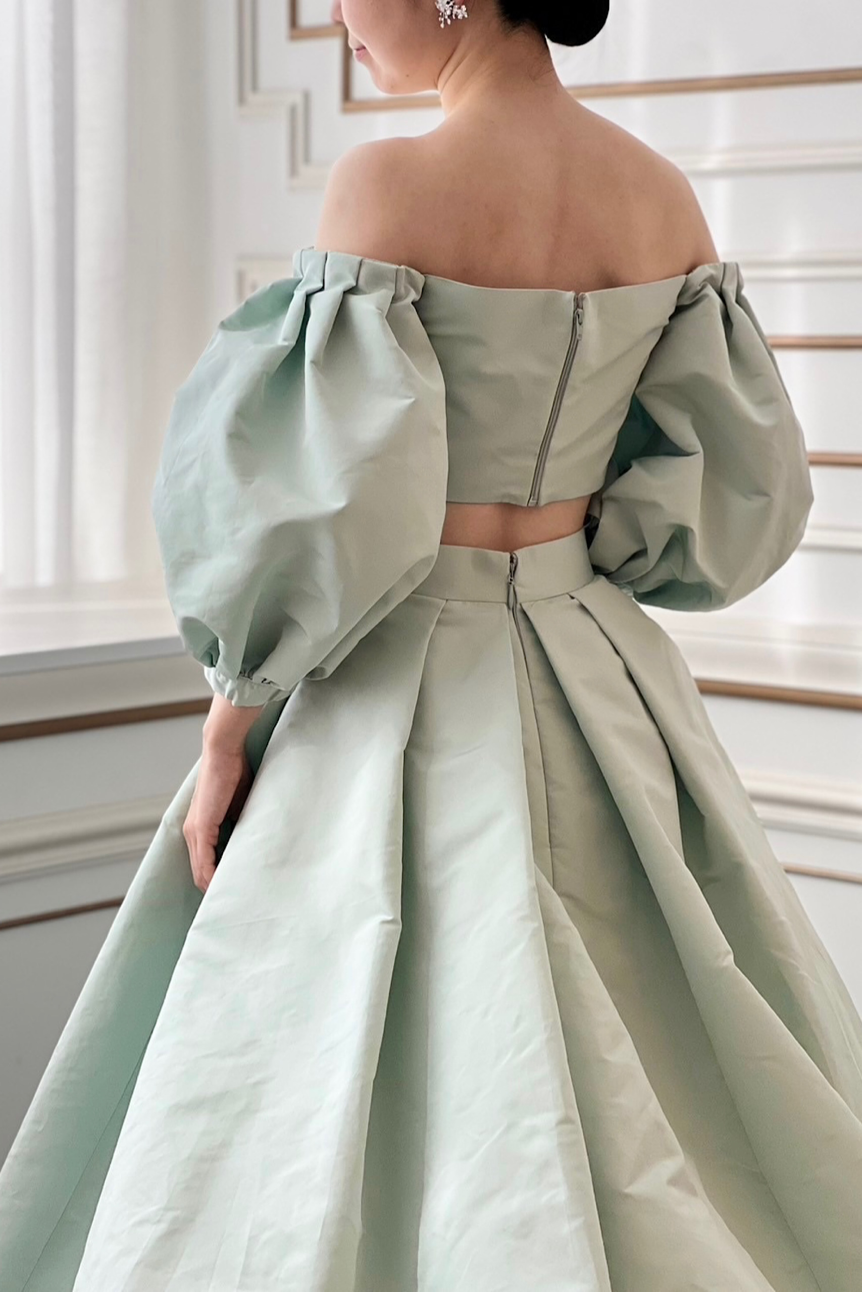 トレンドのビッグパフスリーブがかわいいモニークルイリエの新作カラードレス