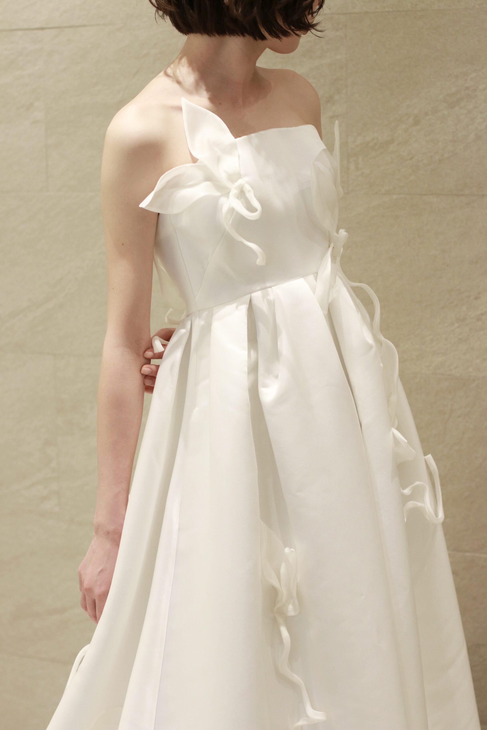 骨格ナチュラルの花嫁が美しく着れるウェディングドレスはスタイリッシュなボディラインを活かすため、比較的スカートの広がりが少ないAラインのシルエット