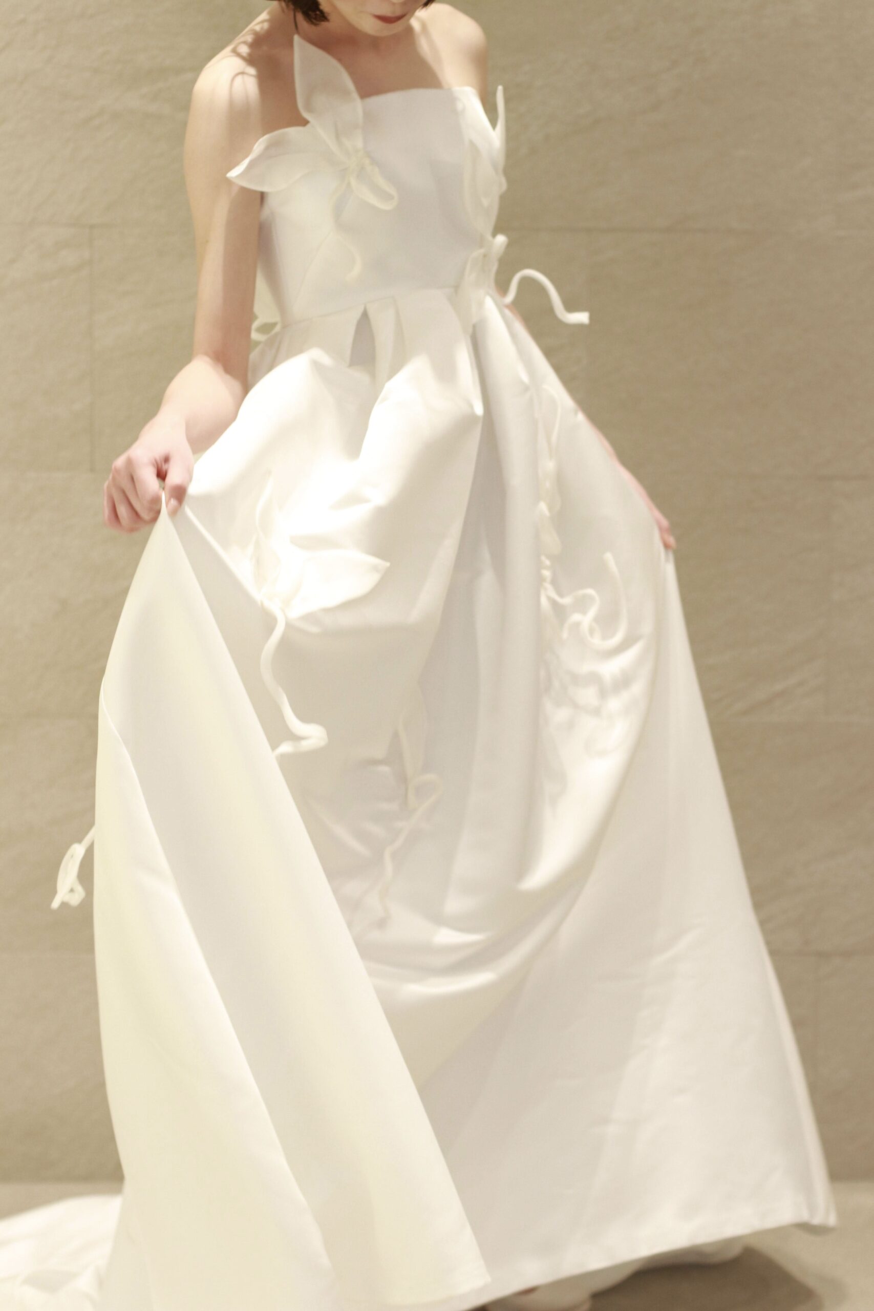 骨格ナチュラルの花嫁におすすめデザインはザトリートドレッシングにてお取り扱いしているザセカンドスキンコの新作Aラインのシルエットでリーフモチーフがデザイン性溢れる二着目のお色直しウェディングドレスとしてもおすすめのウェディングドレス