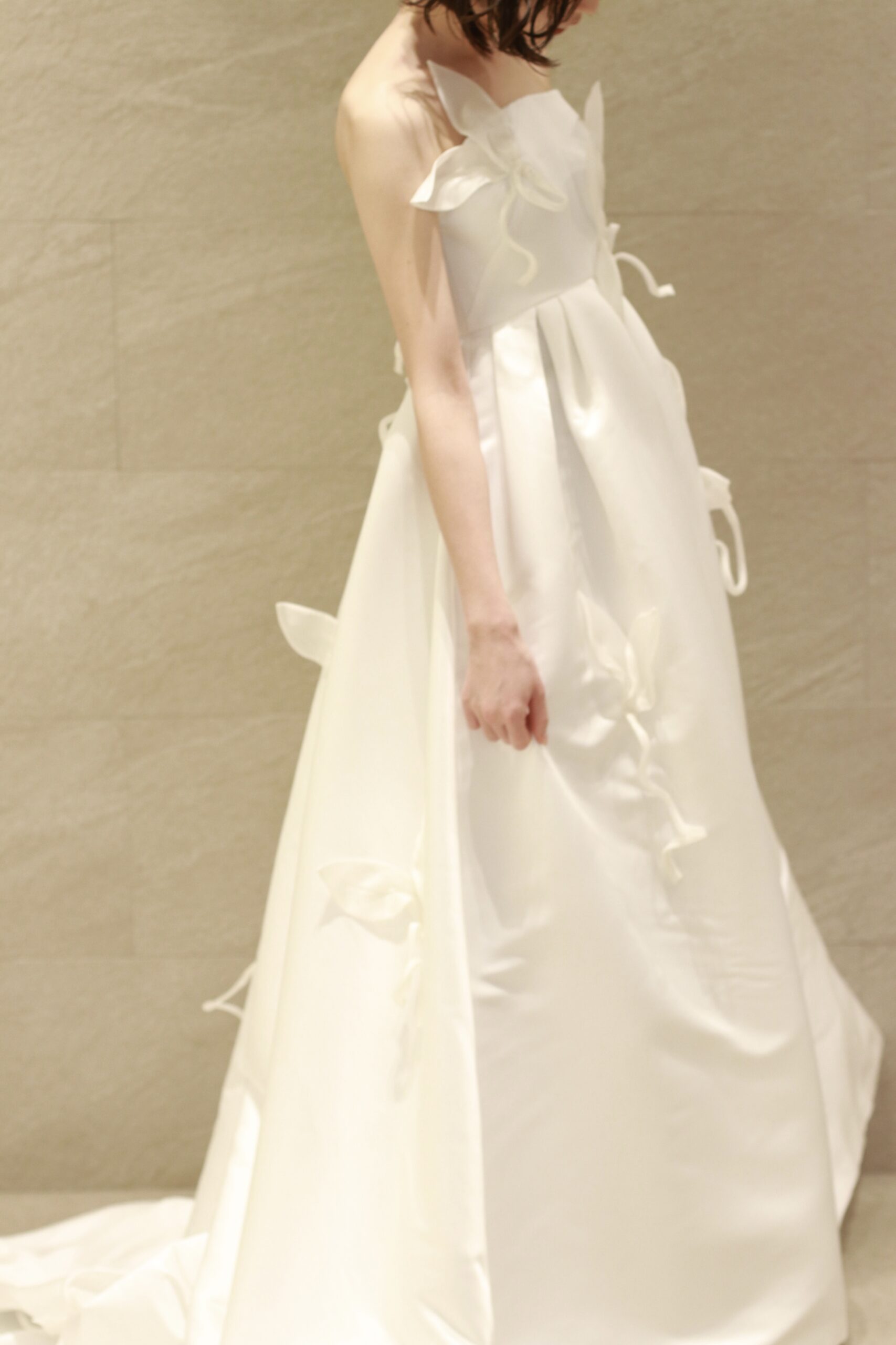 骨格ナチュラルの花嫁におすすめのデザイン性あふれるウェディングドレスはザトリートドレッシングにてお取り扱いしているザセカンドスキンコの新作のデザインです