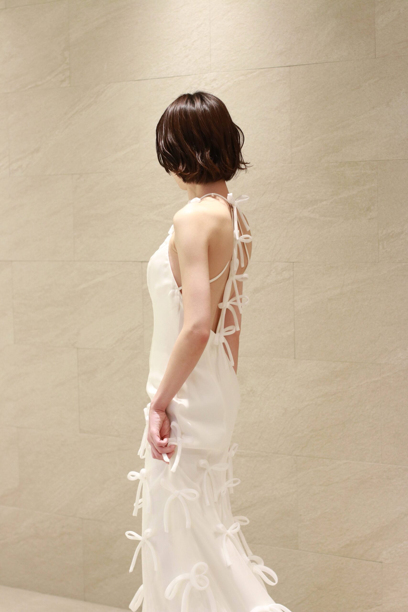 骨格ナチュラルにおすすめのウェディングドレスのシルエットは体のラインを活かしたマーメイドラインやスレンダーラインの細身のウェディングドレスです