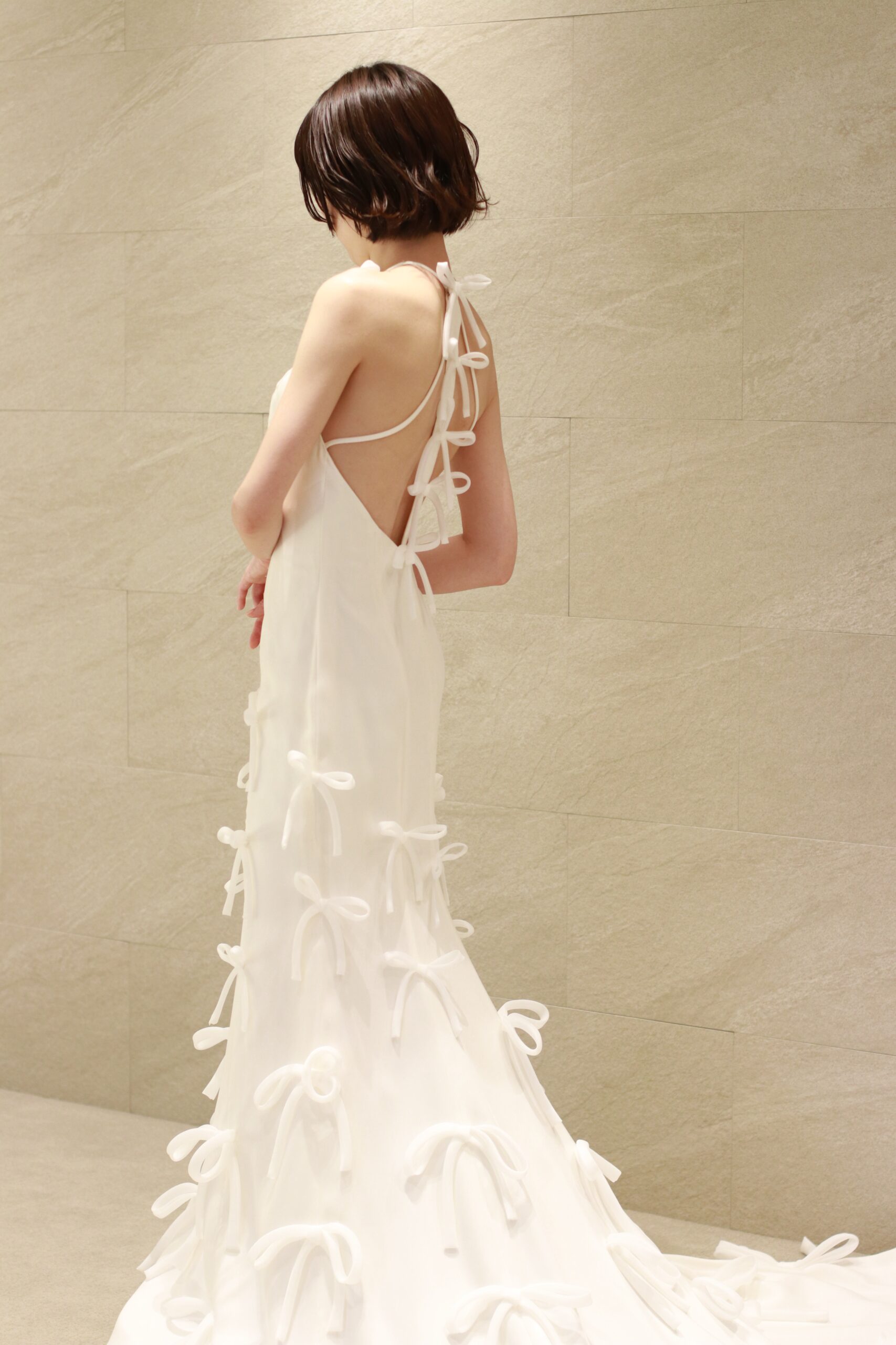 骨格ナチュラルの花嫁におすすめのヴィクター アンド ロルフ マリアージュのマーメイドラインのリボンモチーフが個性的なウェディングドレス