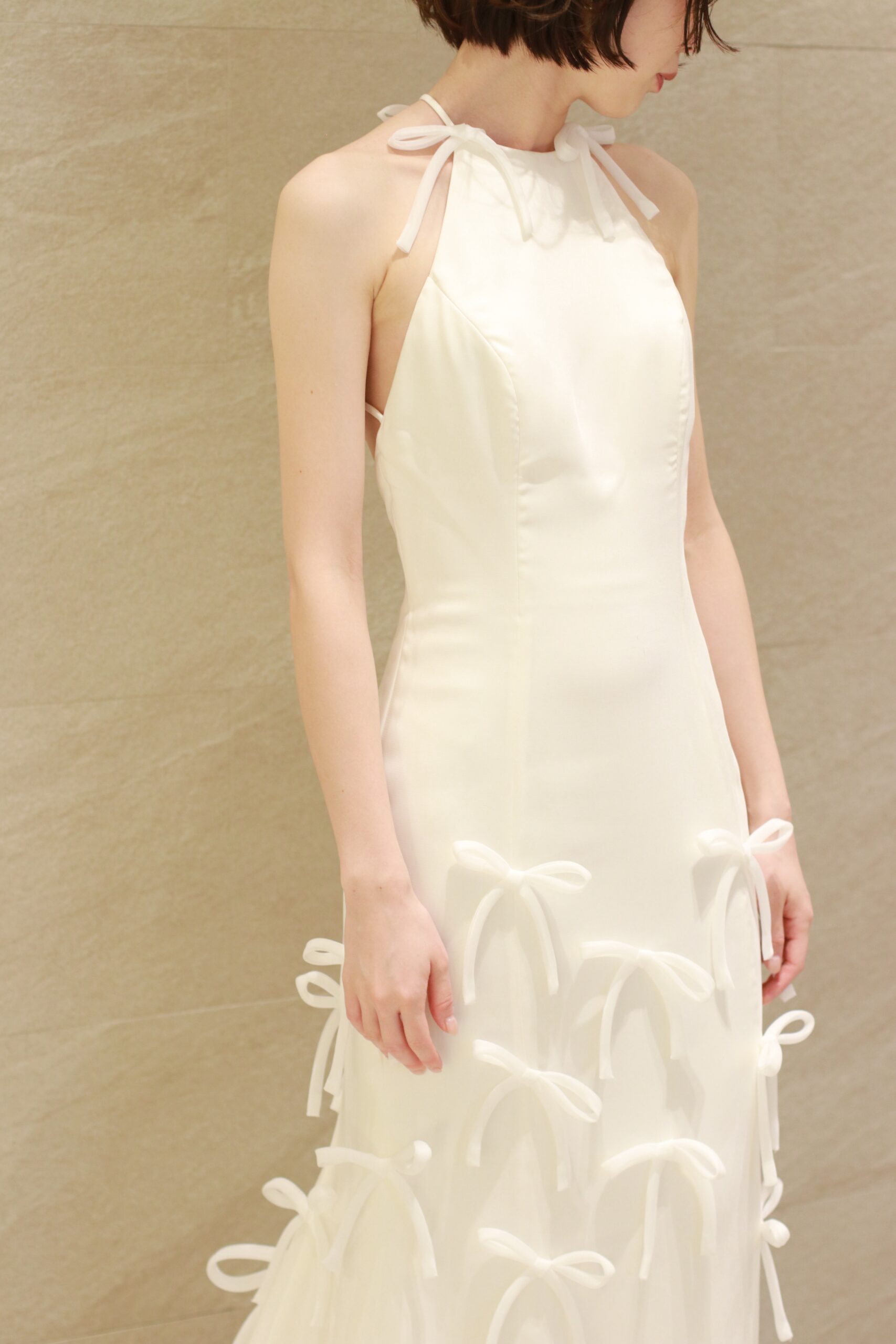 骨格ナチュラルにおすすめのウェディングドレスはアメリカンスリーブやワンショルダーなどのインパクトのあるデザインです