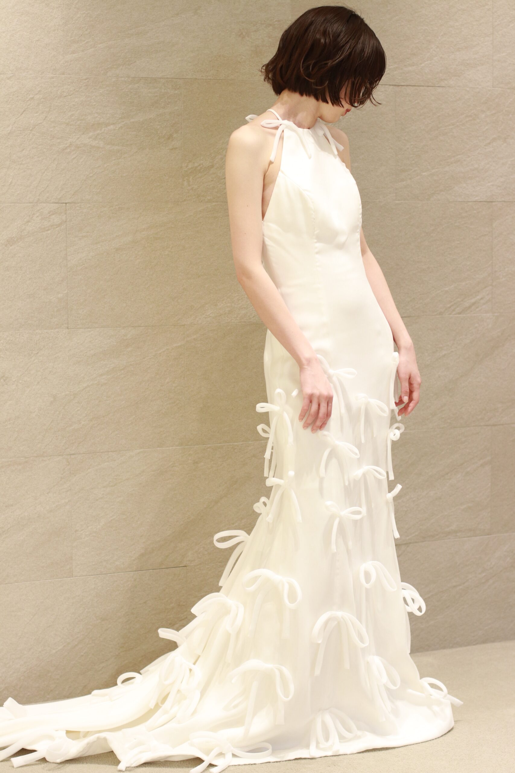 骨格ナチュラルにおすすめのウェディングドレスのシルエットはマーメイドラインやスレンダーラインの細身のウェディングドレスです