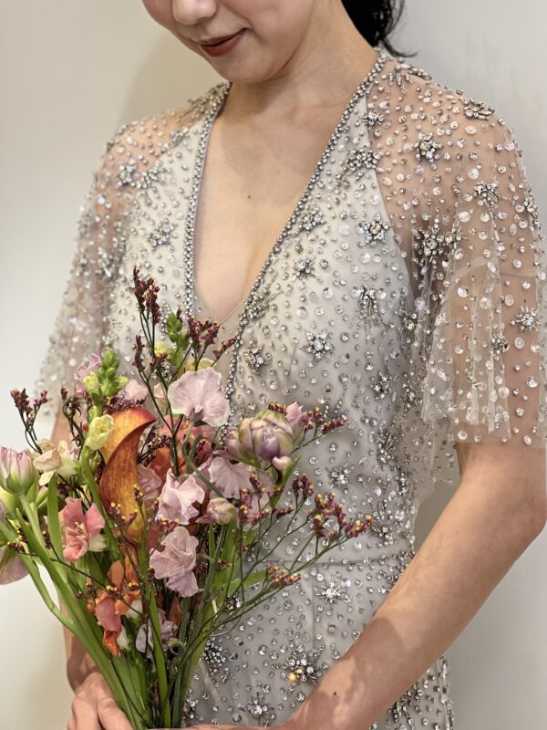 異素材のビーディングがたっぷりと施されたジェニー パッカムらしいカラードレスを神戸店よりご紹介いたします。