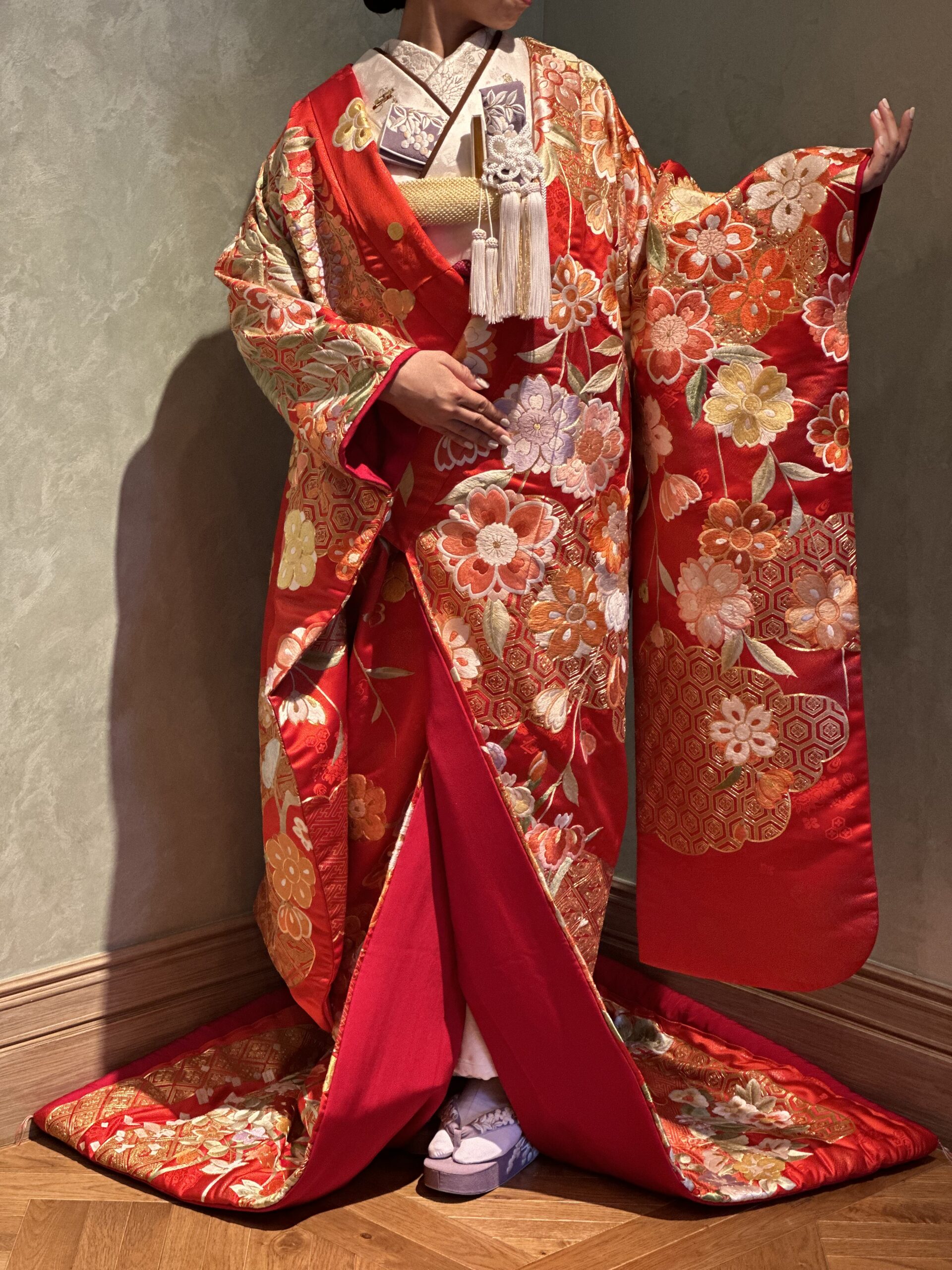 東海エリアの花嫁におすすめしたい、夏におすすめの赤の色打掛をTHE TREAT DRESSING名古屋店よりご紹介いたします