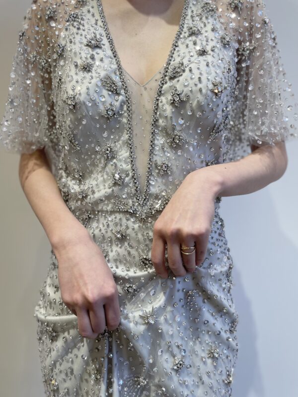 全て職人の手作業にて作り上げられたJenny Packham(ジェニー パッカム)の新作カラードレスを神戸店よりご紹介いたします。