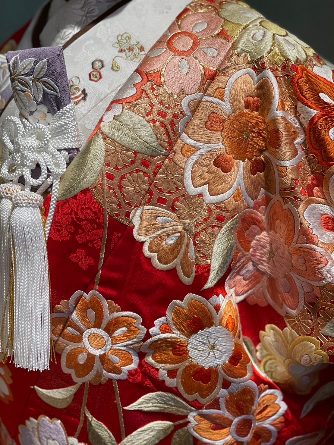 東海エリアの花嫁におすすめな和装、前撮り美しく映える刺繍が華やかな赤の色打掛をご紹介いたします。