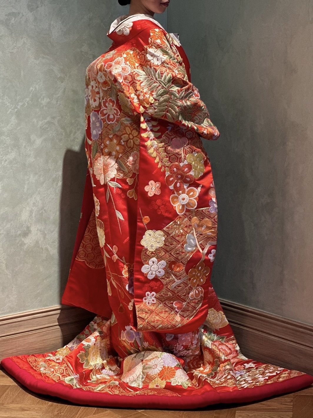 お色直しにおすすめな華やかな赤の色打掛を、THE CONDER HOUSEで結婚式を迎えられる花嫁にご紹介いたします。