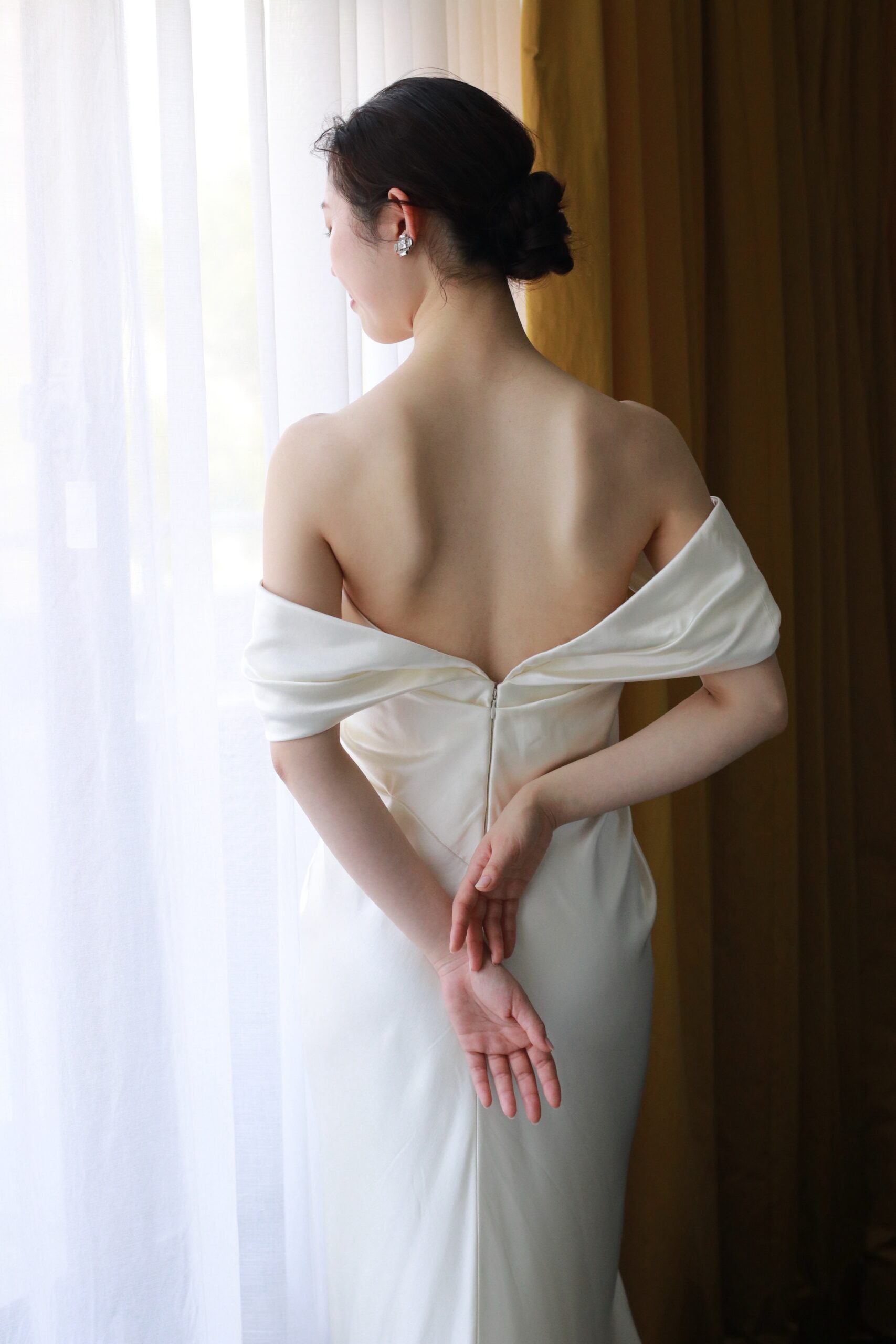 ザトリートドレッシングの花嫁に人気のダニエルフランケルの新作ウェディングドレスはバックスタイルがオフショルダーで映えるデザインです