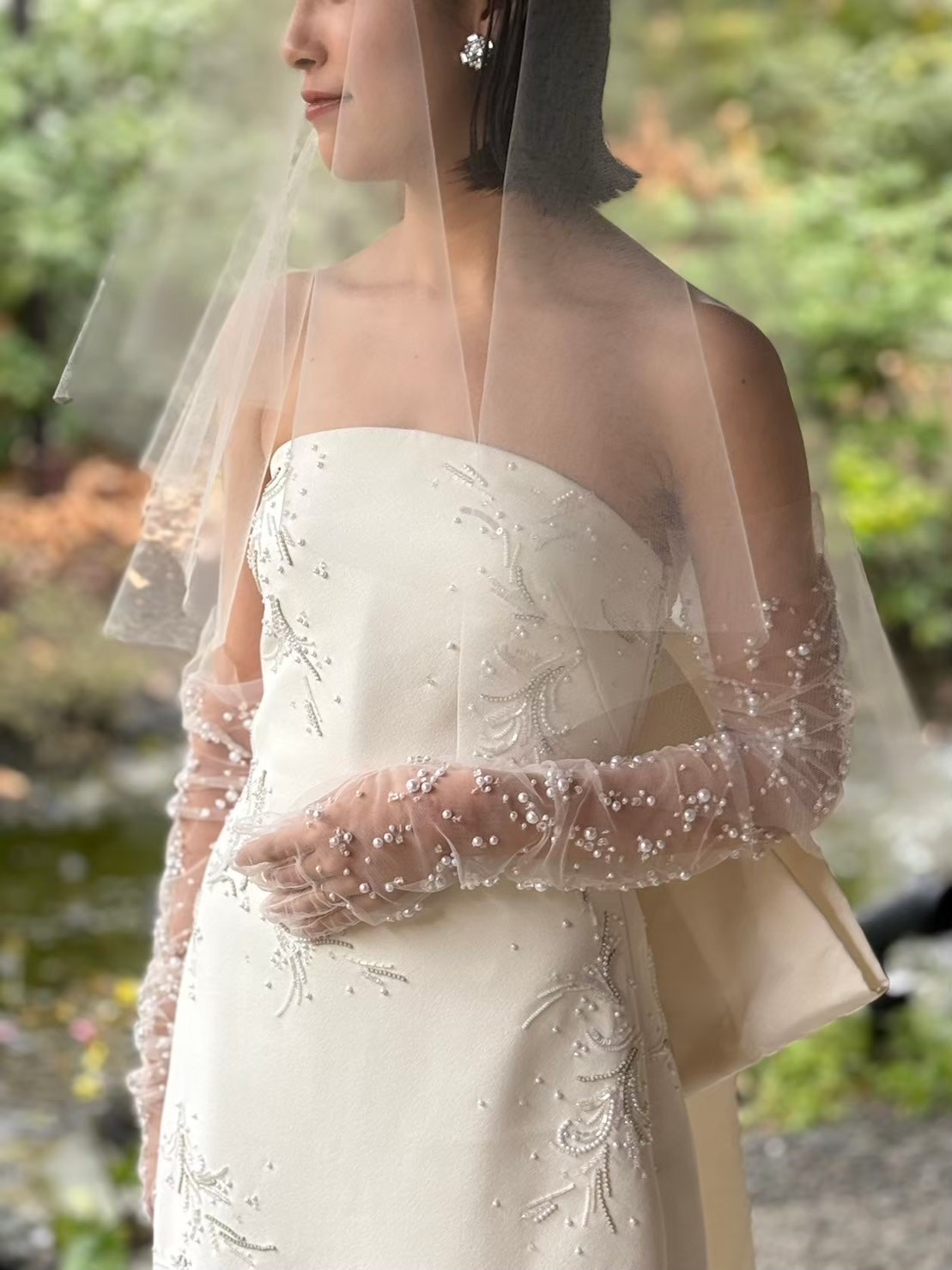 ザガーデンオリエンタル大阪におすすめの透明感溢れるビーディングが魅力的なウェディングドレスのコーディネート