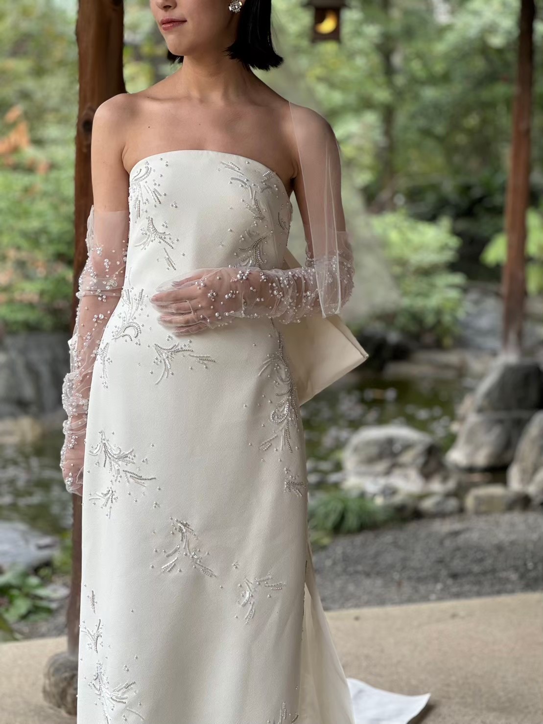 大阪のナチュラルな会場でアットホームなパーティーにおすすめしたいスレンダーラインのウエディングドレス