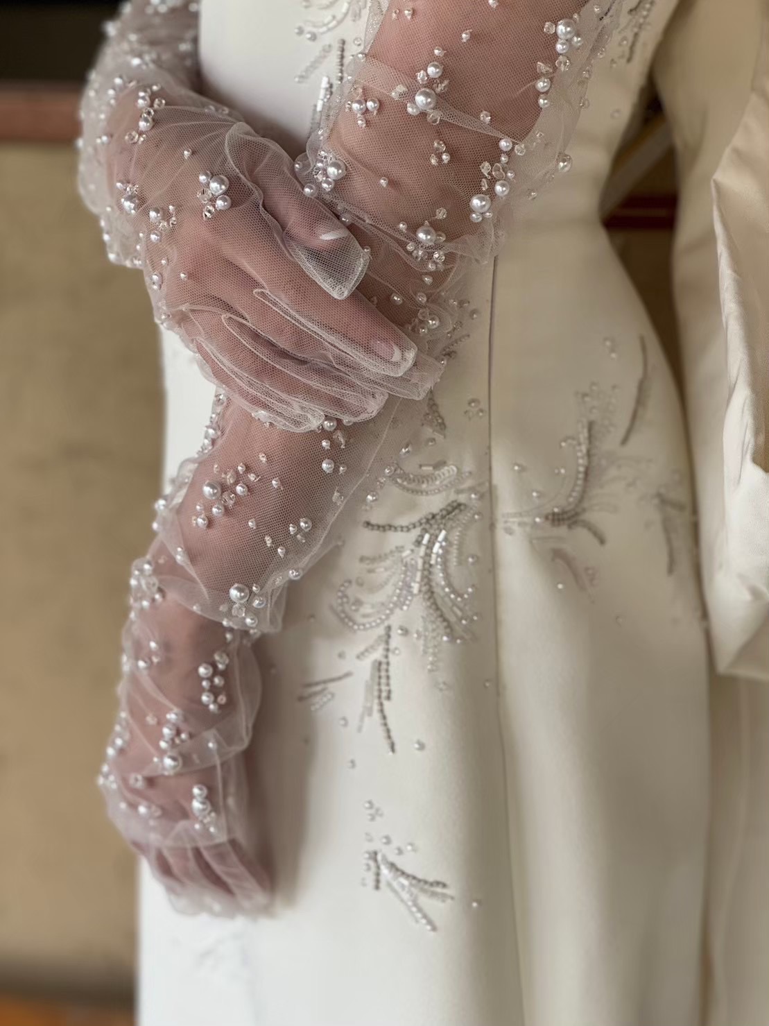 パールとビーディングがあしらわれたグローブを用いたコーディネートは大阪のおしゃれ花嫁におすすめです