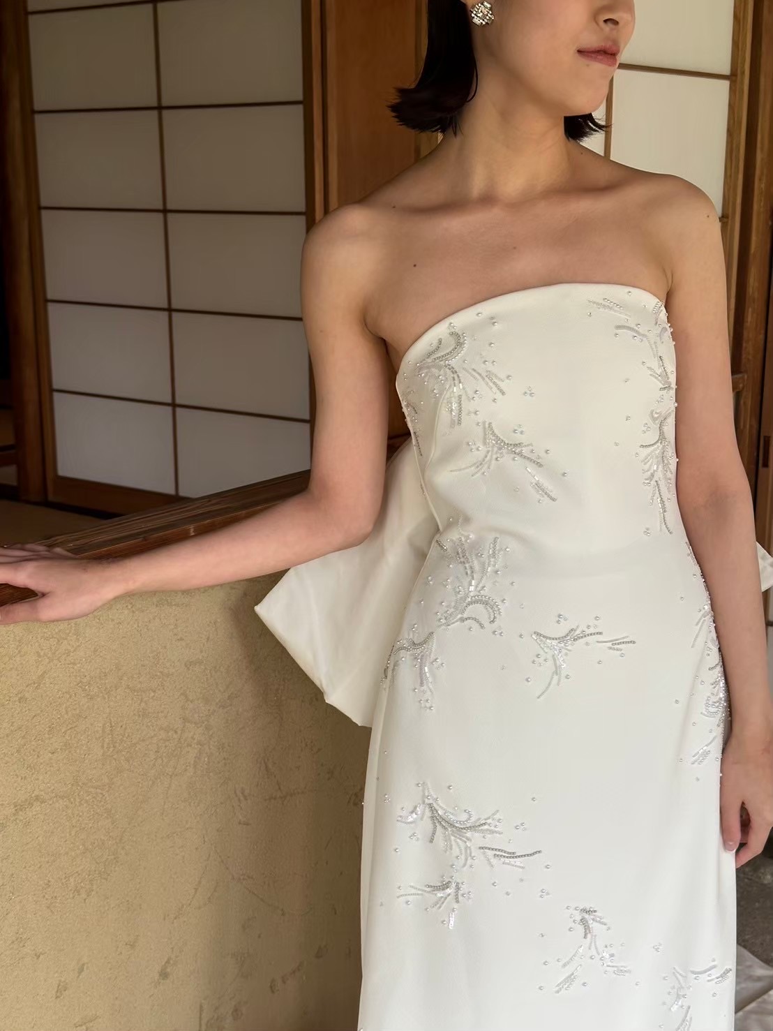 バックリボンが印象的でモダンなデザインのウェディングドレスはお洒落花嫁におすすめです