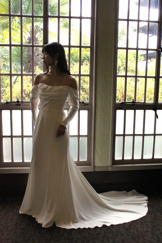 THE TREAT DRESSINGのみお取り扱いしているモニークルイリエのクレープ生地が上品なスレンダーラインののウェディングドレスがエレガントな印象の花嫁を演出