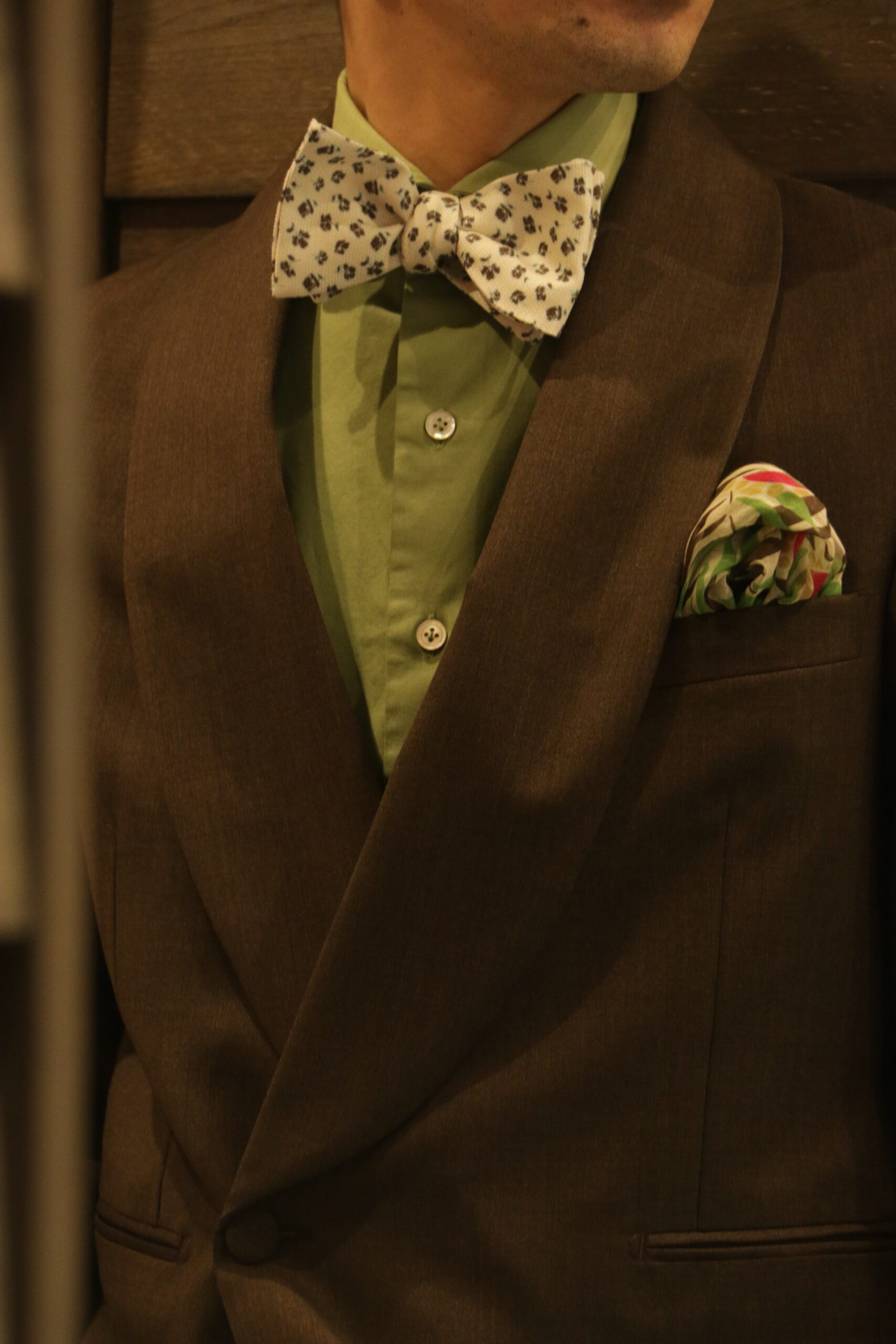 春夏に結婚式を控えるご新郎様のおすすめのグリーンとブラウンの組み合わせがお洒落なお色直しのコーディネートをご紹介いたします