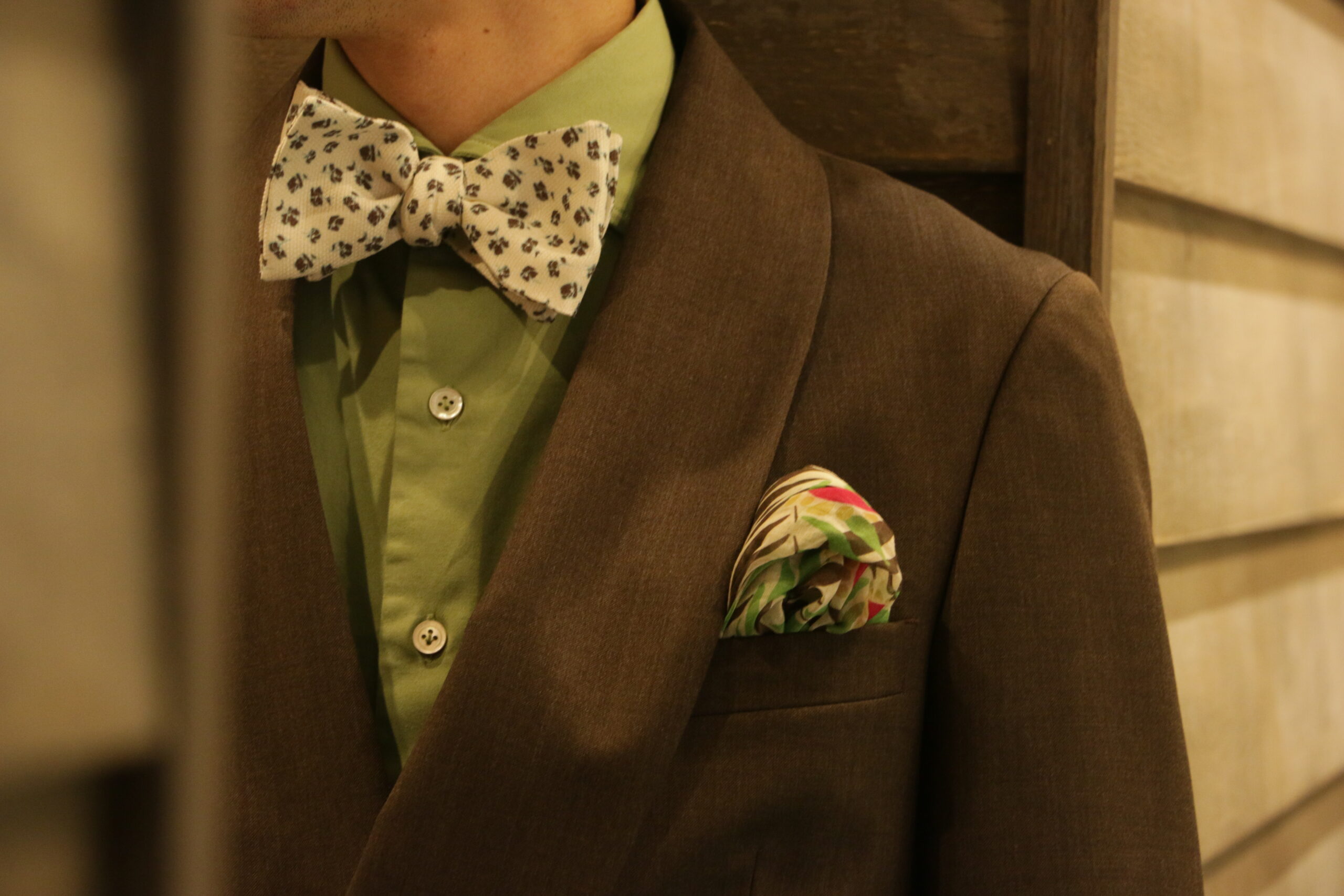 春夏に結婚式を控えるご新郎様のおすすめのグリーンとブラウンの組み合わせがお洒落なお色直しのコーディネートをご紹介いたします