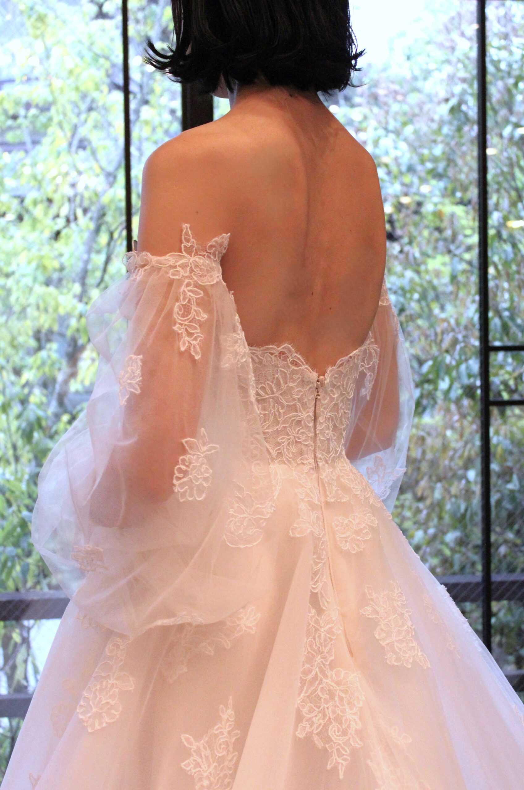 チュールにコードリバーレースが施された女性心くすぐるフェミニンなプリンセスラインのウェディングドレス