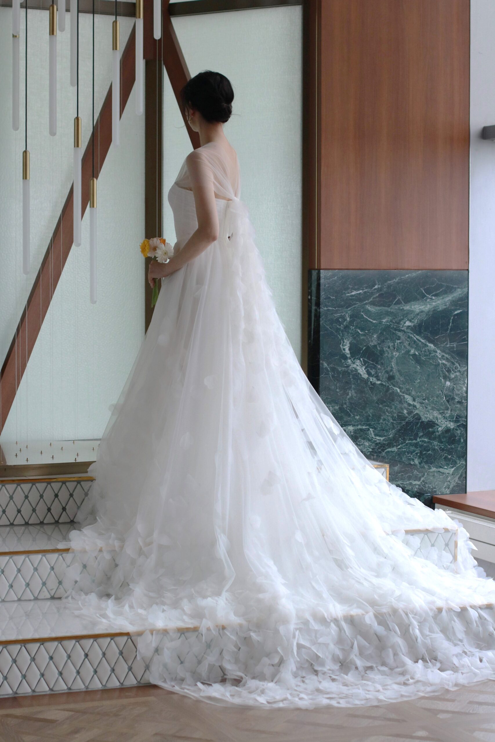 埼玉花嫁にお勧めしたいバックスタイルが美しいチュールのウェディングドレスはリズマルチネスの新作ウェディングドレスです