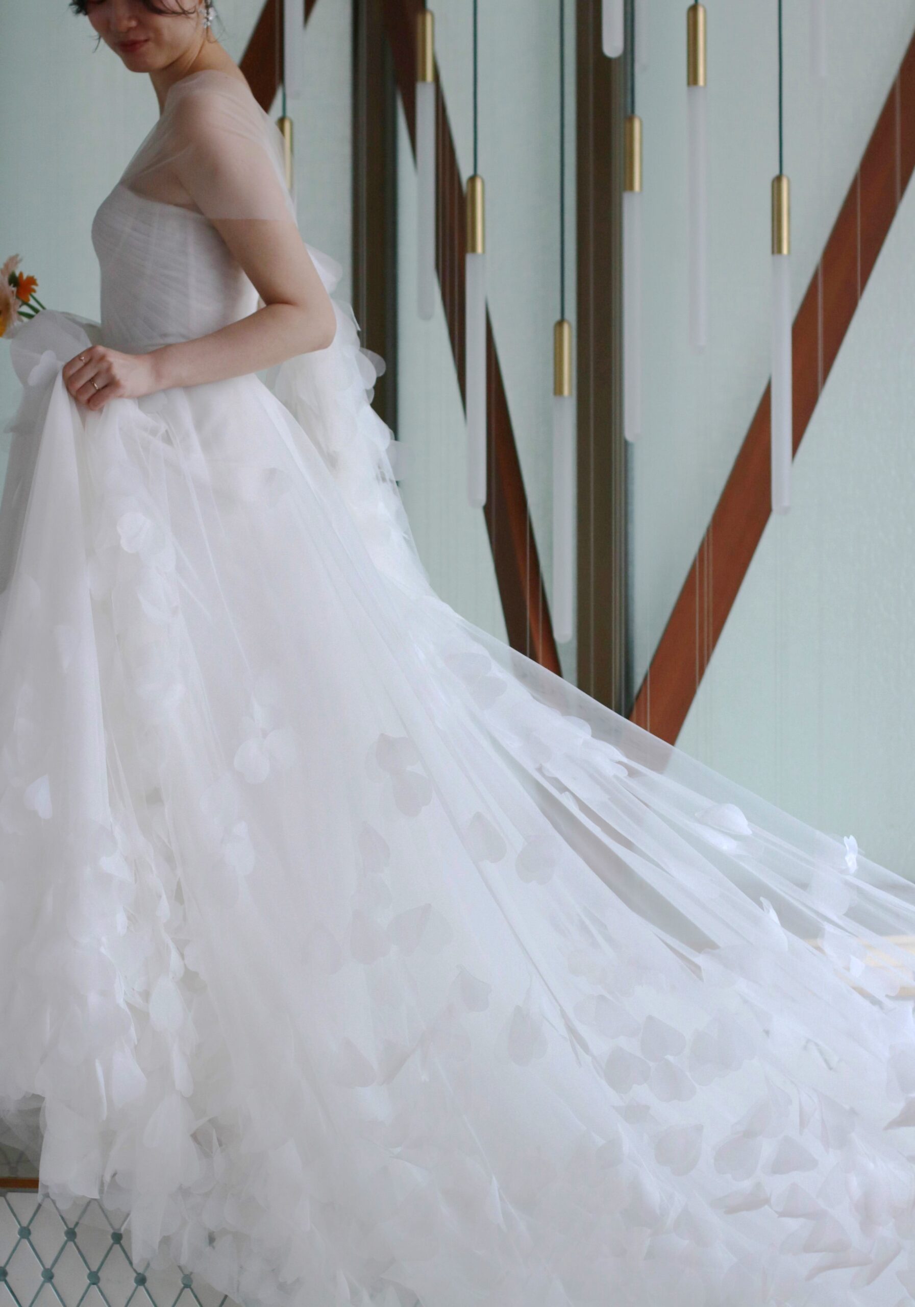 THETREATDRESSINGに新作入荷したウェディングドレスはチュールが柔らかな透明感溢れるAラインのウェディングドレスでトレーンが長く写真映えします