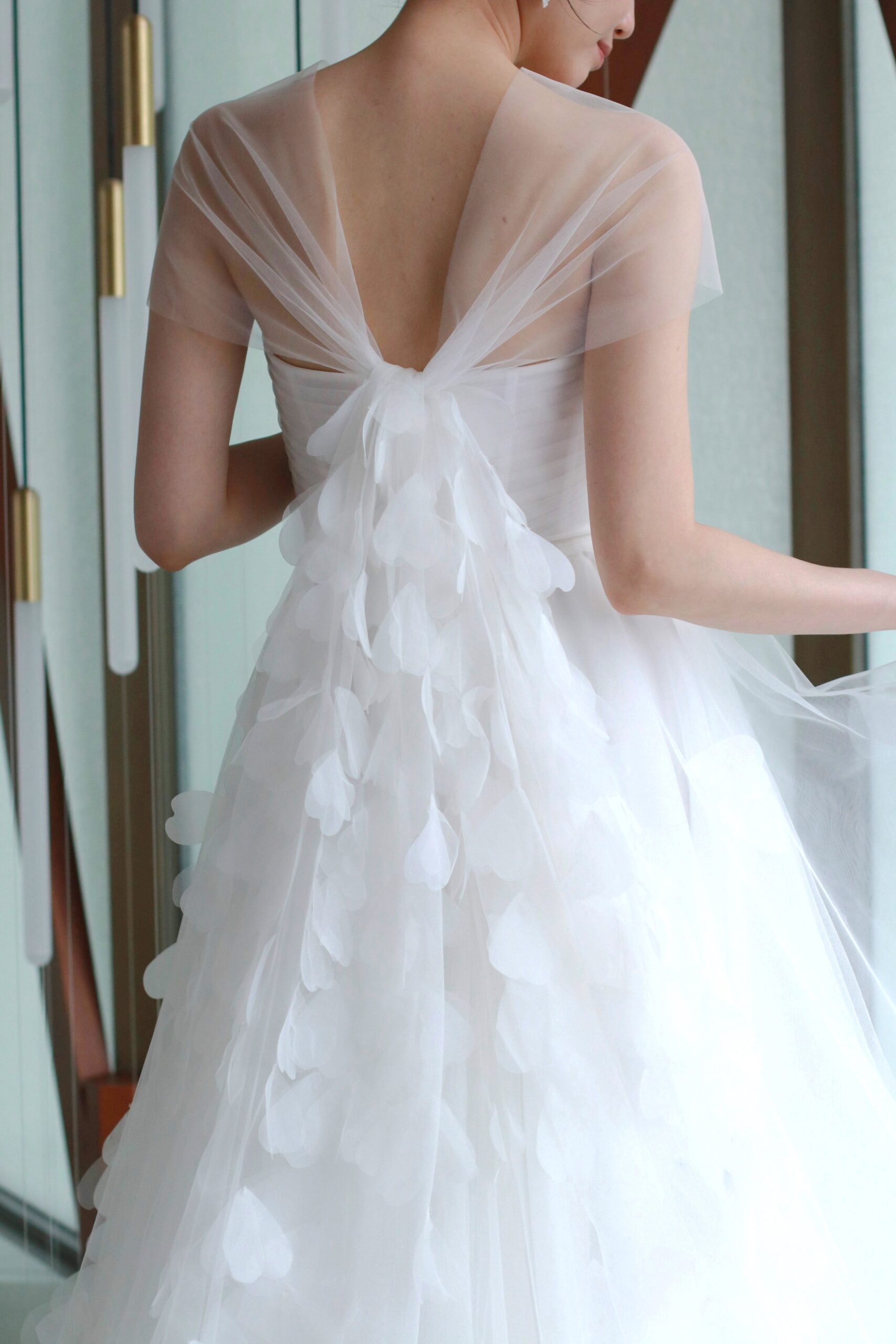 3面ガラス張りの解放感あるチャペルで映えるバックスタイルが美しいウェディングドレスをTHETREATDRESSINGではお勧めしております