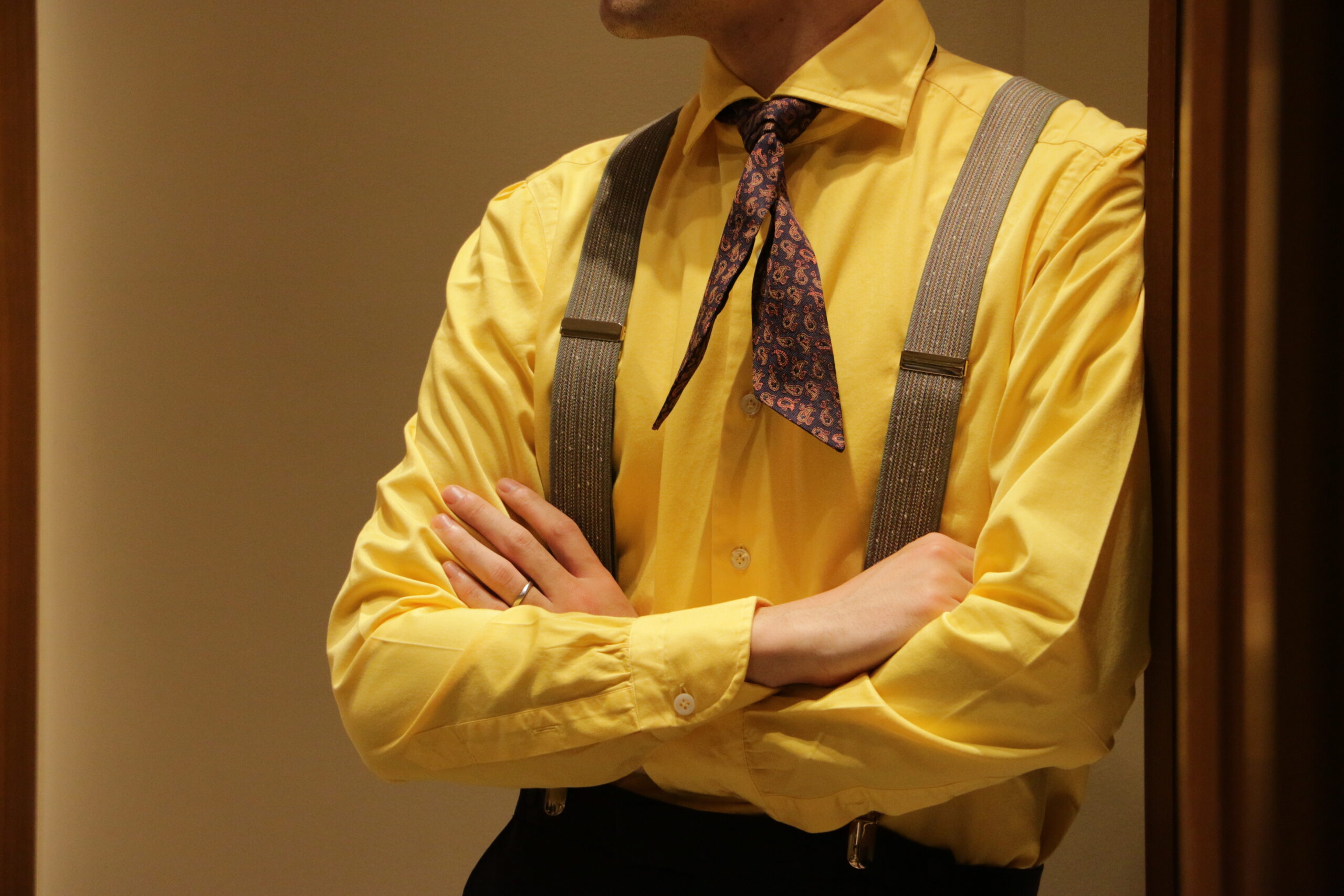 春夏に結婚式を控えるご新郎様におすすめのお色直しのイエローのシャツがポイントのスタイリングをご紹介いたします