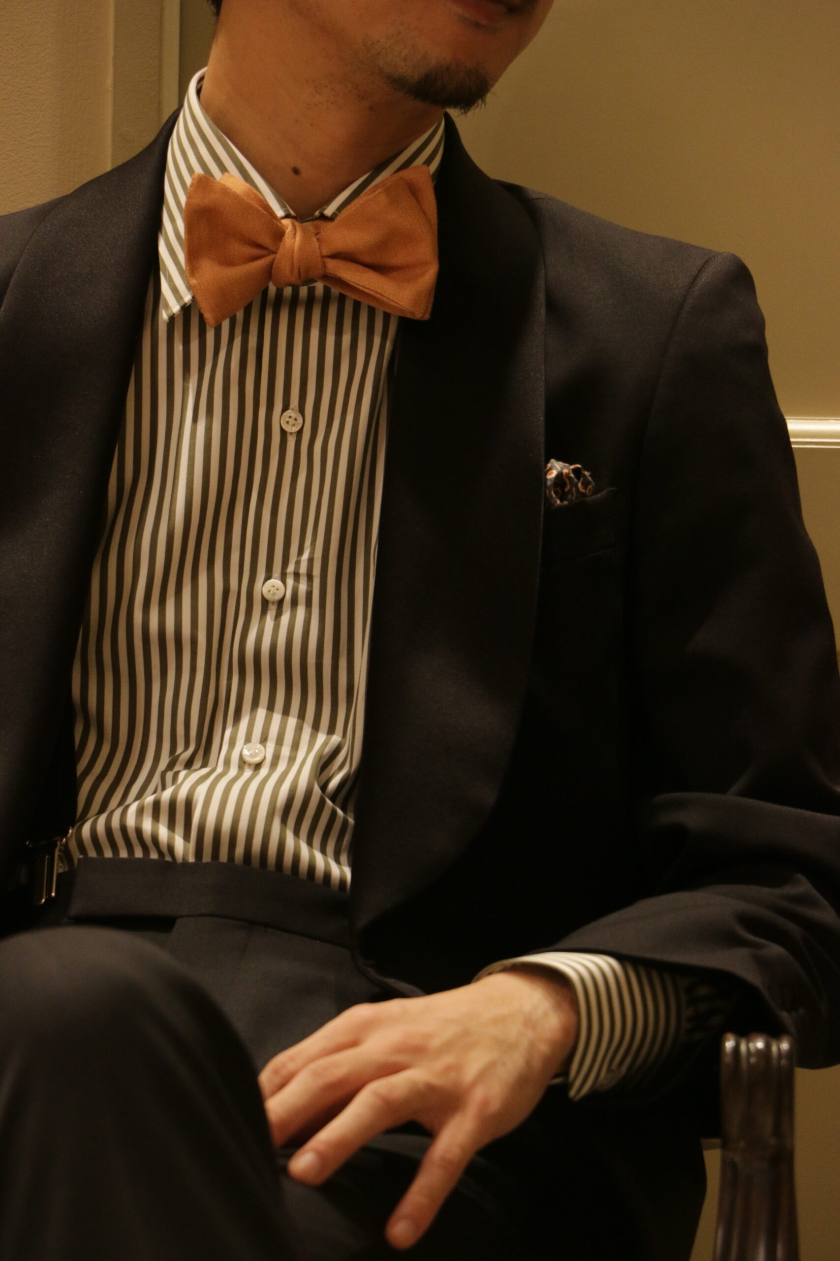 春夏に結婚式を控えるご新郎様におすすめのブラックタキシードに小物を合わせたお色直しのコーディネートをご紹介いたします