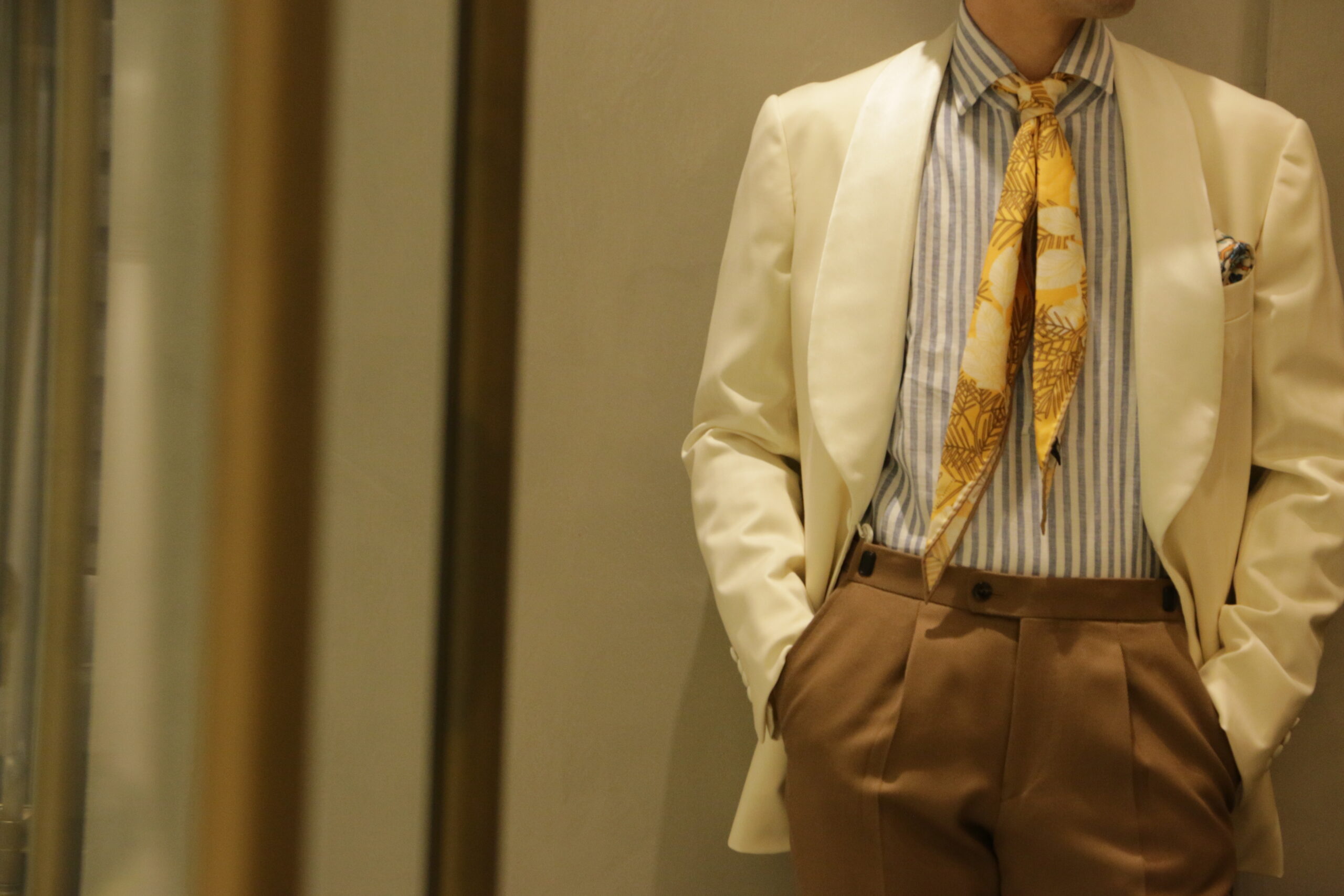 春夏に結婚式を控えるご新郎様におすすめのホワイトジャケットにマリアサタンジェロのストライプシャツを合わせた爽やかでおしゃれなコーディネートをご紹介いたします