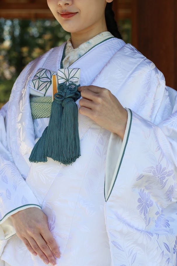 ザ ガーデン オリエンタル大阪のお洒落な花嫁におすすめの白無垢と寒色が珍しいコーディネートのご紹介