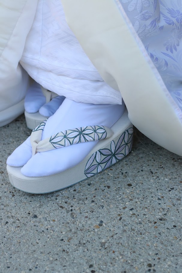 ザ ガーデン オリエンタル大阪のお洒落な花嫁におすすめの緑グレーの寒色が人とは被らない白無垢のご紹介