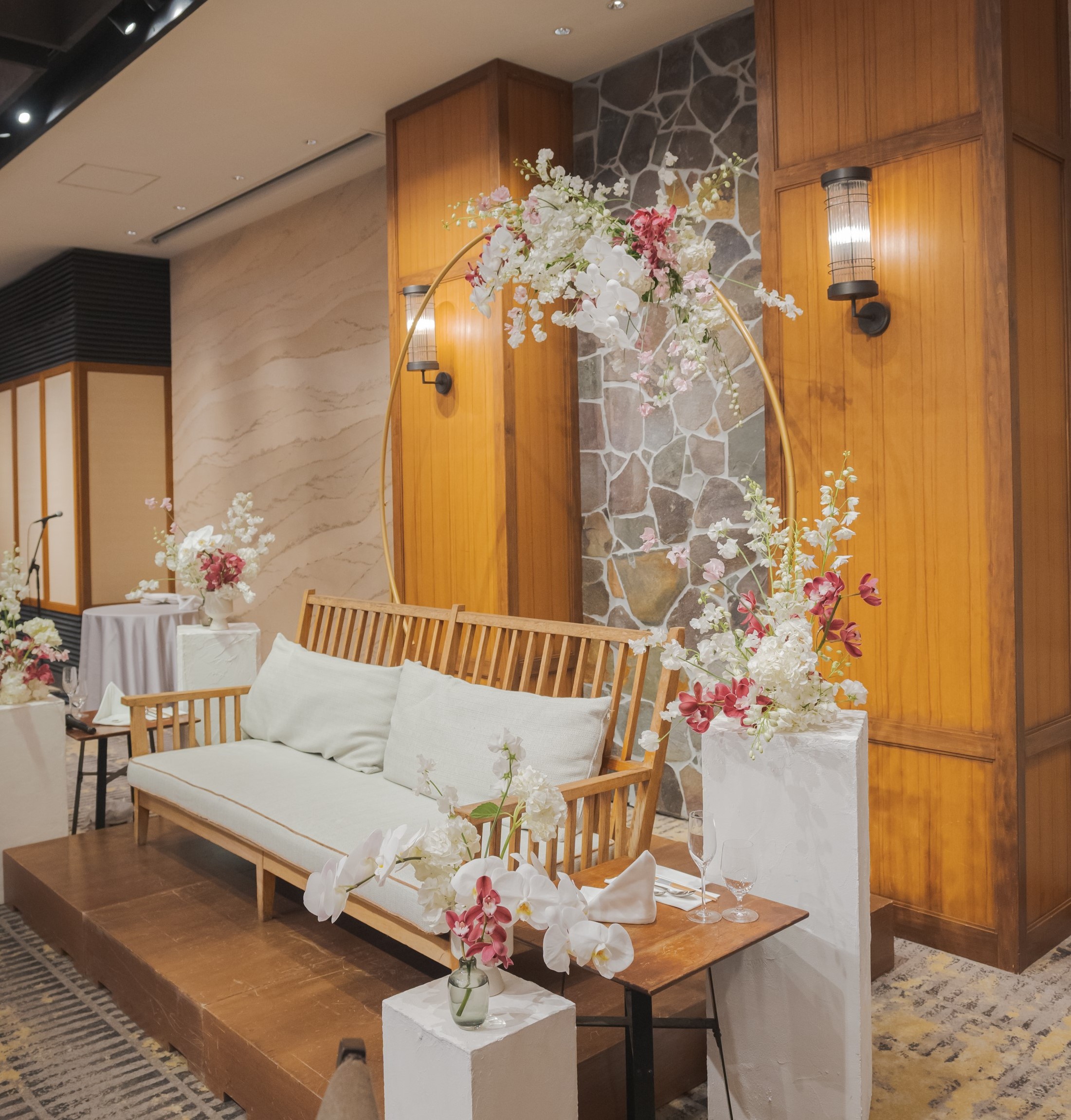 お二人らしいおやれでアットホームな雰囲気をを大切にした、春を感じさせる白とピンクの装花とソファ席のメインテーブル